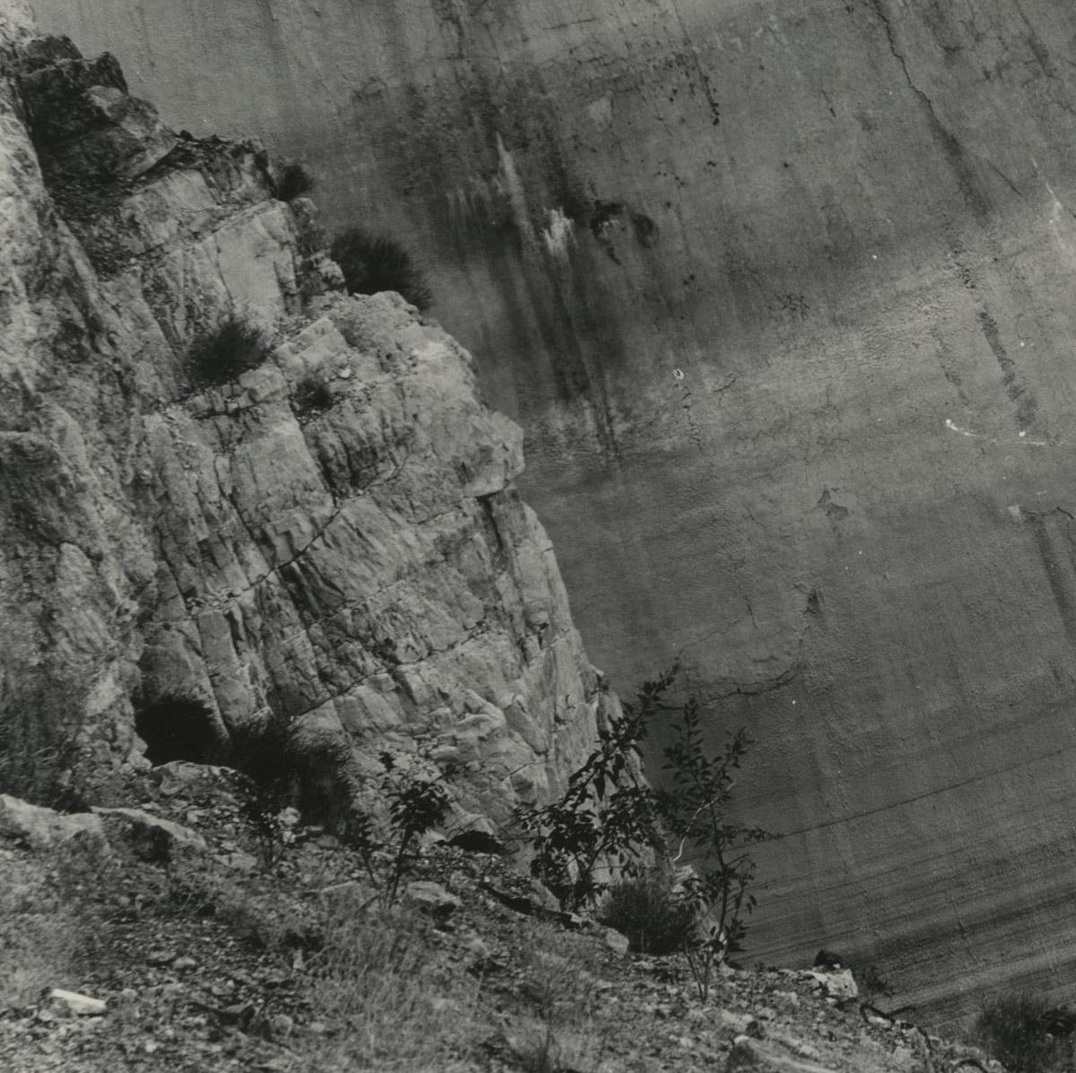 Coolidge-Damm, Arizona
Gelatinesilberdruck, 1938
Vorzeichenlos
Ein lebenslanger Druck von Brett Weston, überwacht von seinem Vater Edward
Auflage von 5 oder 6 Exemplaren
Weston-Negativ Verso nummeriert: 