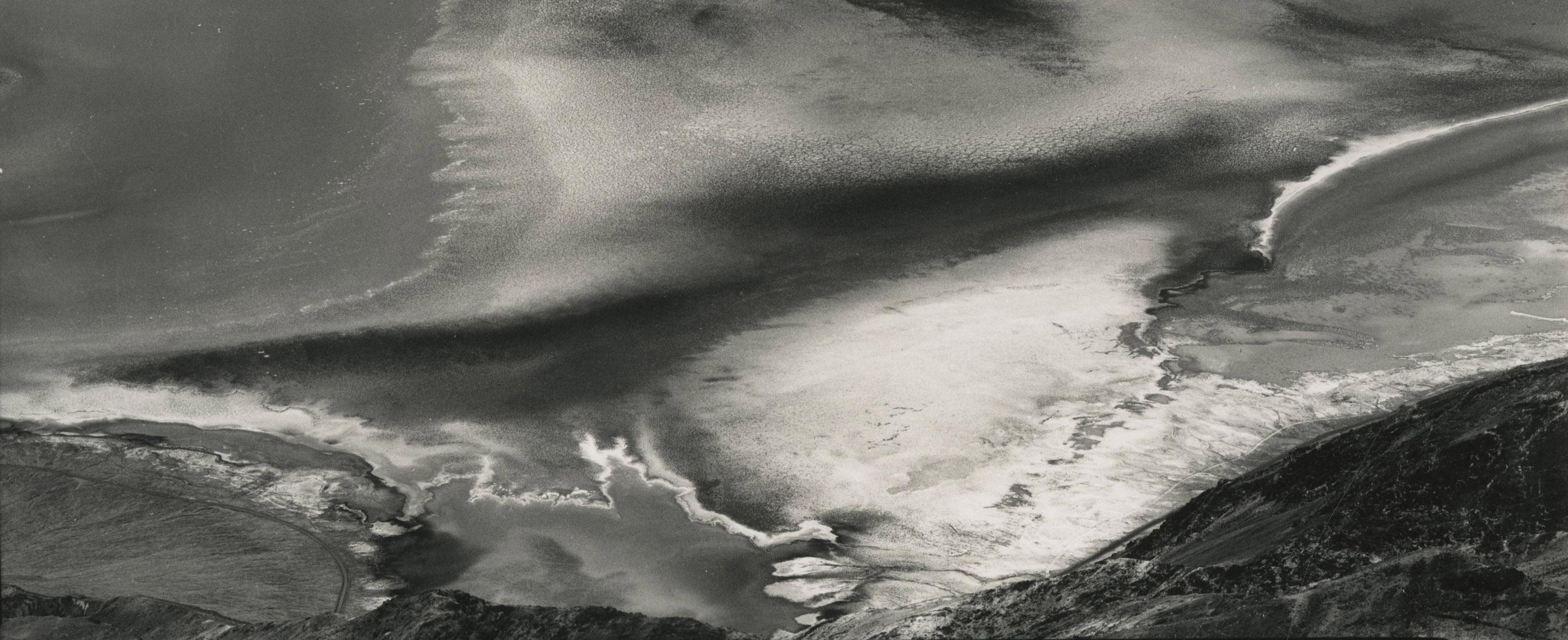 Dantes Aussicht, Death Valley
Gelatinesilberdruck, 1938
Vorzeichenlos
Verso mit dem Nachlassstempel signiert (siehe Foto)
Ein lebenslanger Druck von Brett Weston (1953-1954), betreut von seinem Vater Edward
Auflage von 5 oder 6
