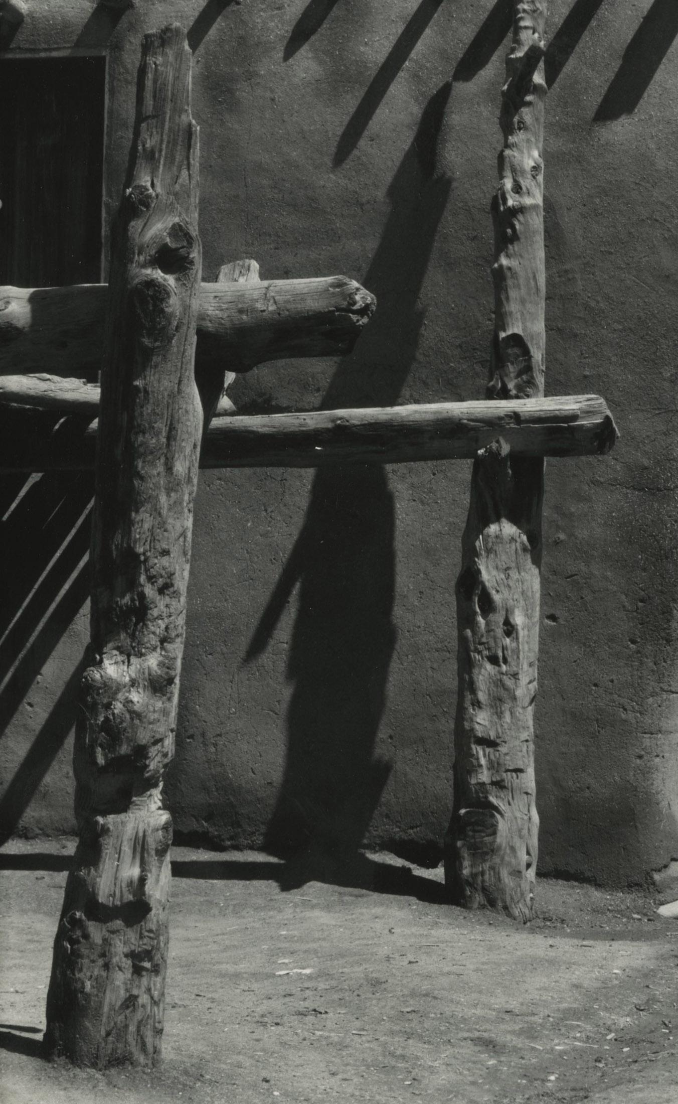 Taos Pueblo, Nuevo México (agujero cuadrado) - Photograph de Edward Weston