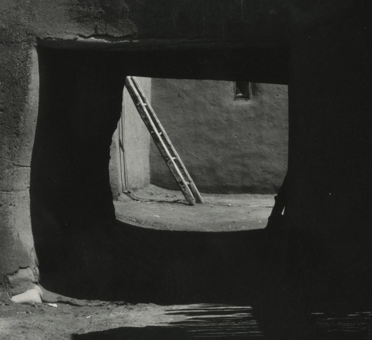 Taos Pueblo, Nuevo México (agujero cuadrado) - Photograph moderno estadounidense de Edward Weston