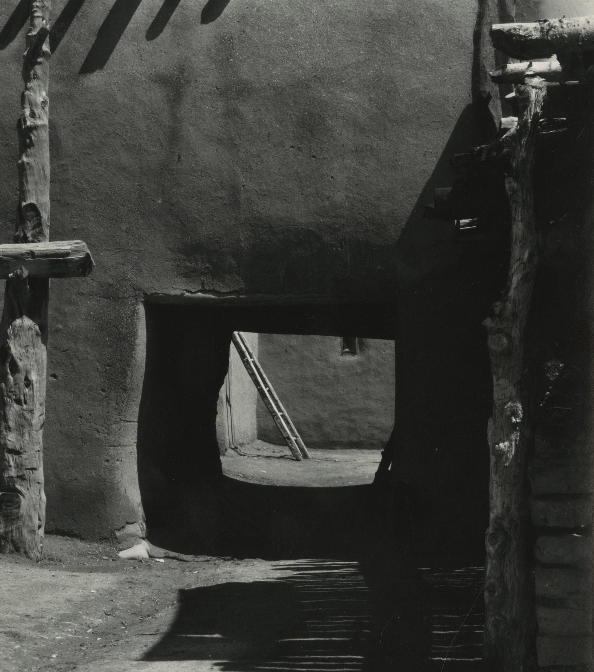 Taos Pueblo, Nuevo México (agujero cuadrado) - Landscape Photograph Negro de Edward Weston