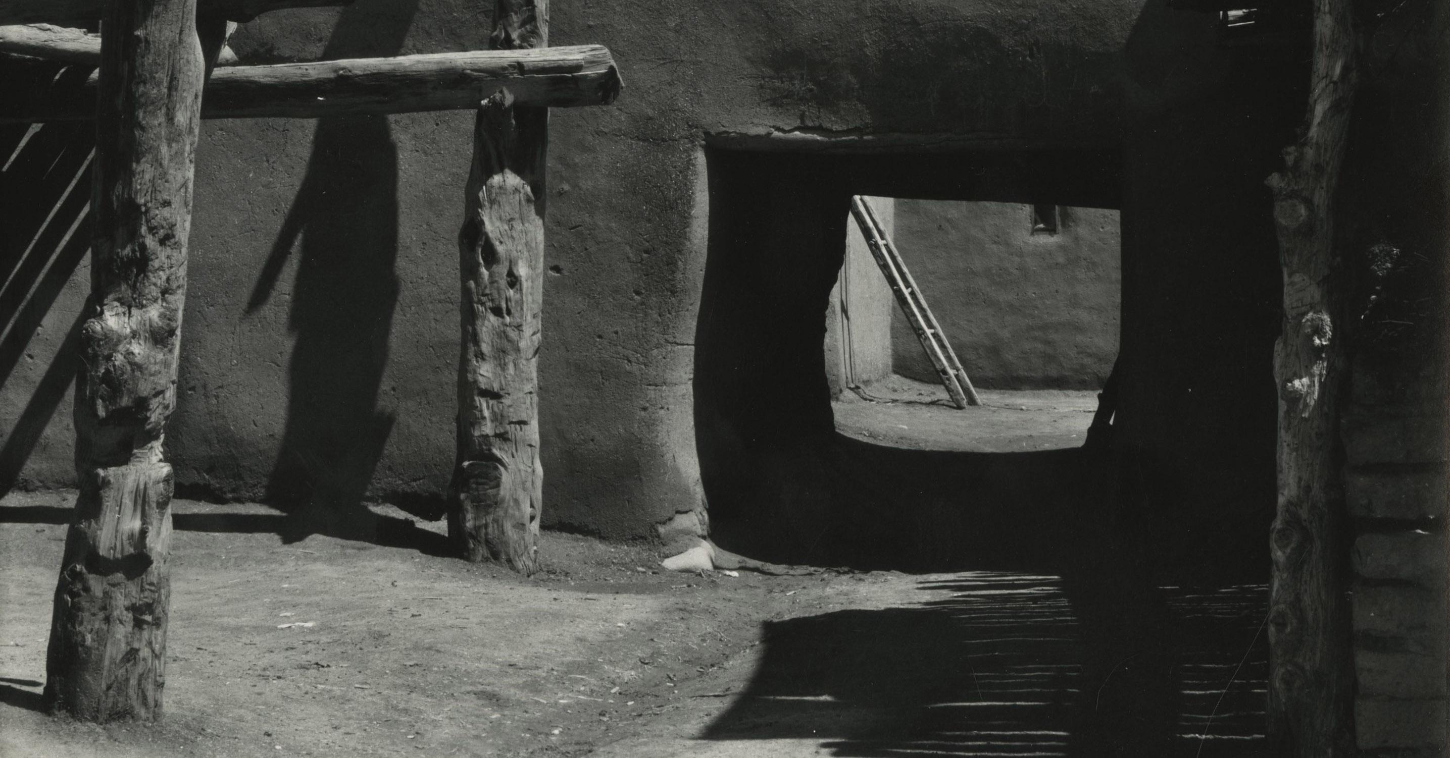Taos Pueblo, Nuevo México (agujero cuadrado)
Gelatina de plata, 1933, impreso en 1953
Una impresión de por vida de Brett Weston, supervisada por su padre Edward
Edición de 5 ó 6 ejemplares
Procedencia: Propiedad del fotógrafo
                     