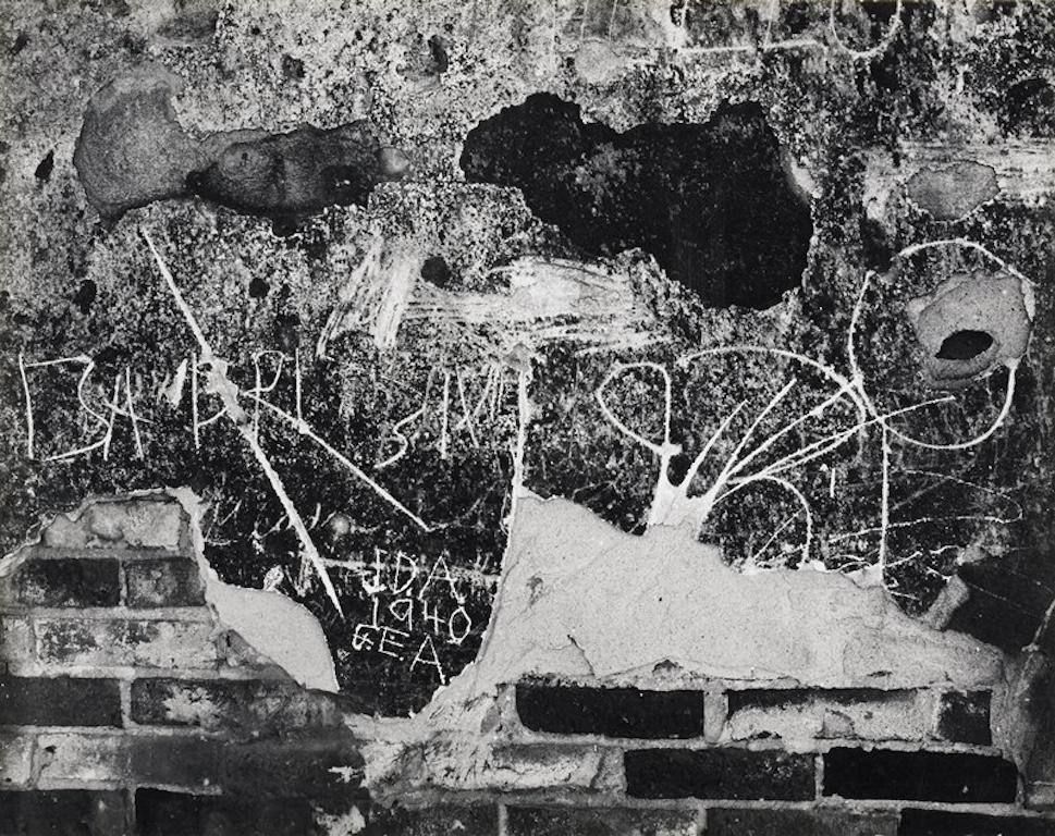 Edward Weston Abstract Photograph – Wandschrauben, Hornitos, Kalifornien, mit Initialen EW