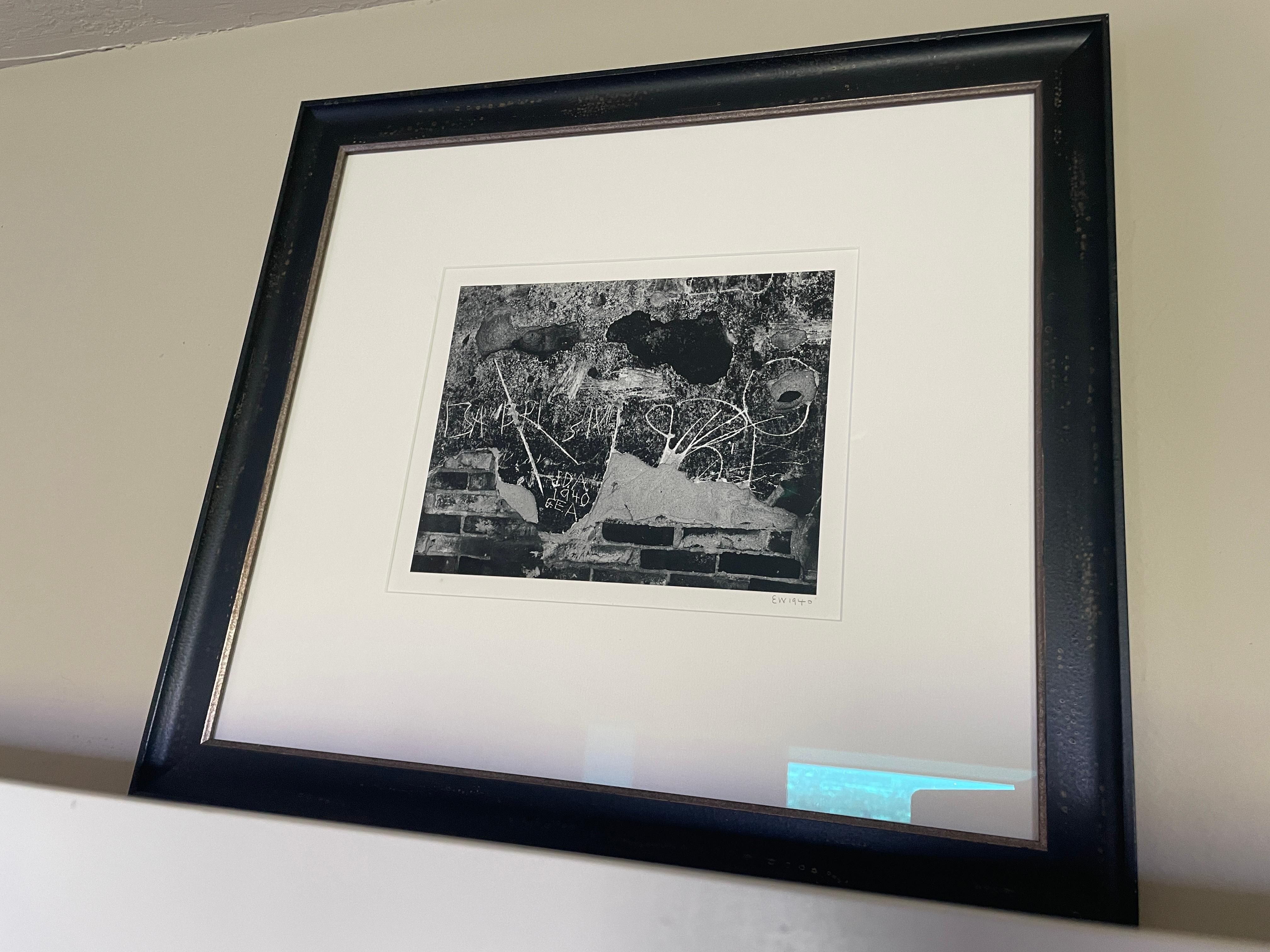 Wandschrauben, Hornitos, Kalifornien, mit Initialen EW – Photograph von Edward Weston