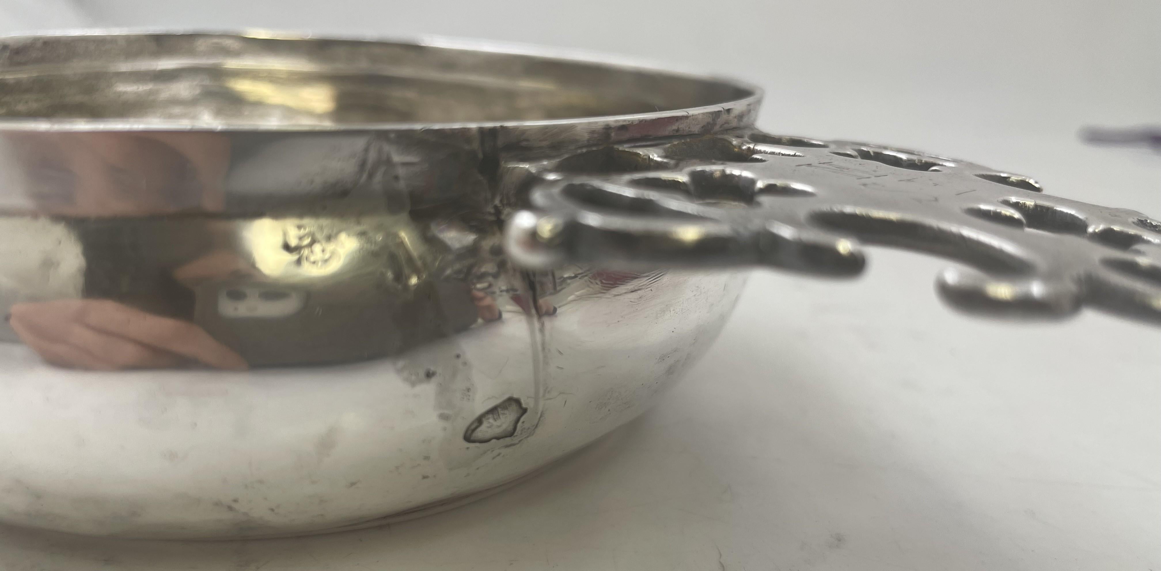 Edward Winslow Early 18th Century Rare Silver Porringer In Good Condition For Sale In New York, NY