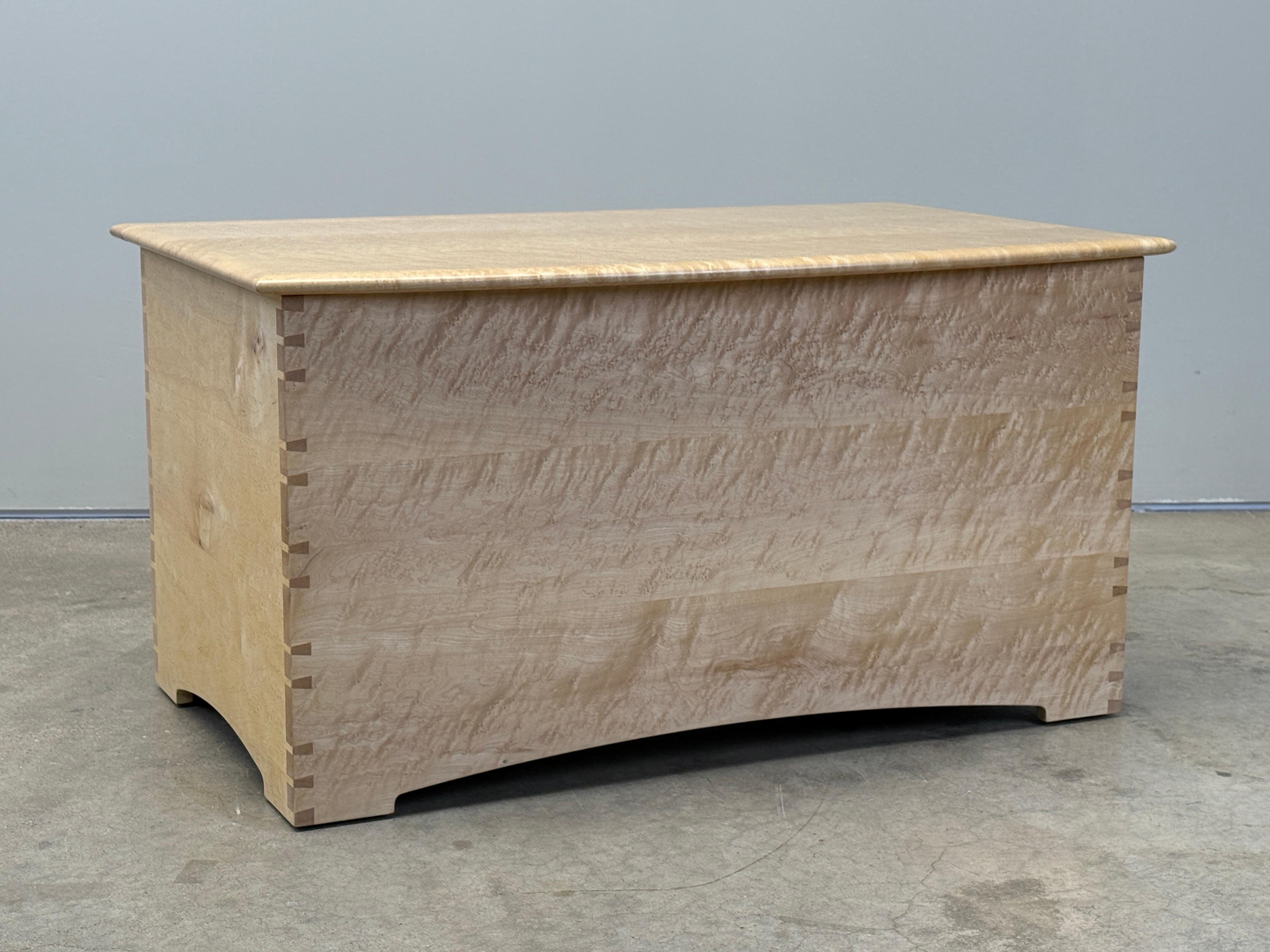 Una bellissima cassapanca per coperte realizzata in acero ad occhio di uccello altamente figurativo, rivestita in cedro aromatico e dotata di cerniere sicure a chiusura rallentata. Realizzato e firmato da Edward Wohl. 

