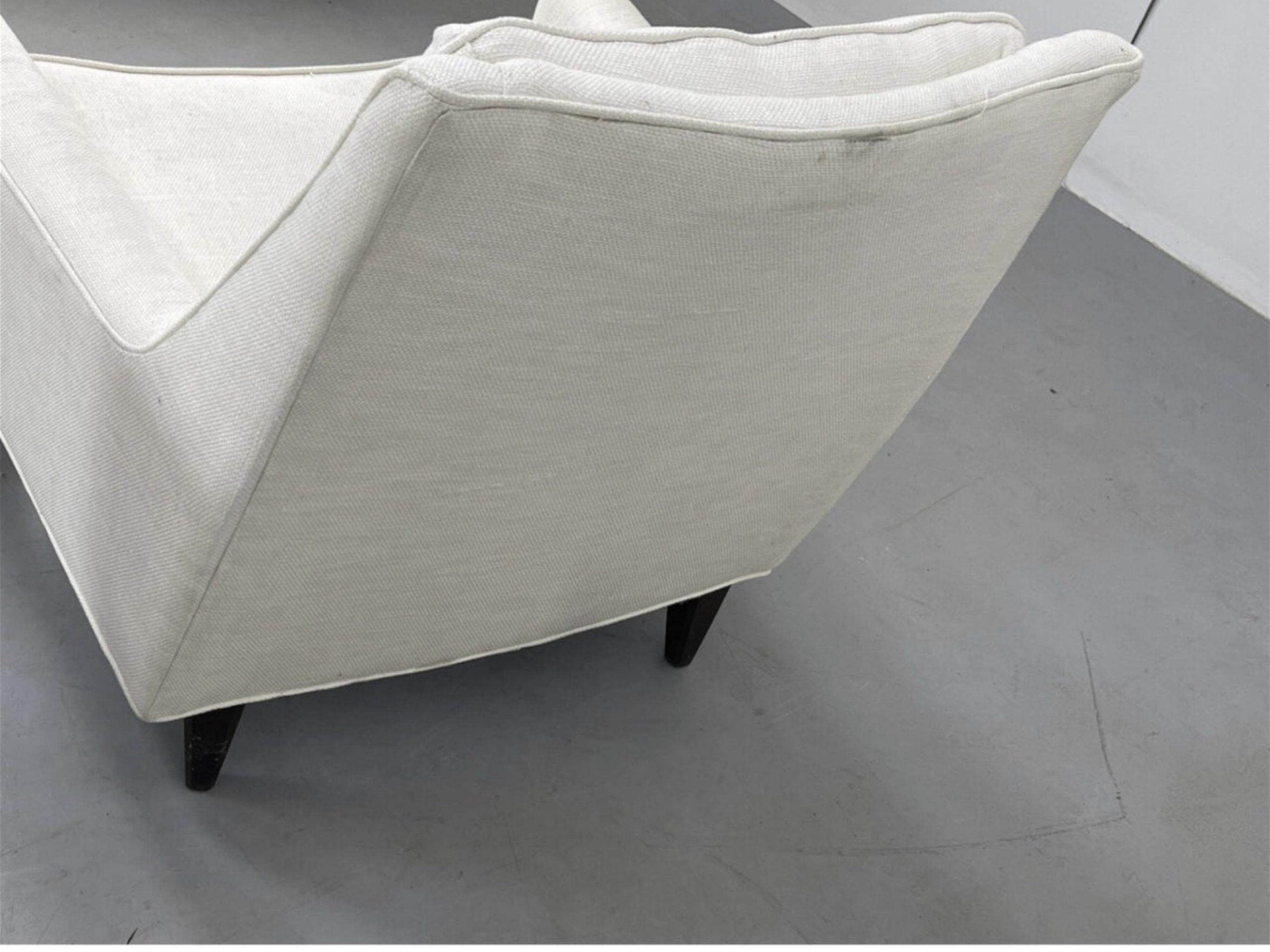 Edward Wormley zugeschriebene weiße gepolsterte Lounge-Stühle - ein Paar 3