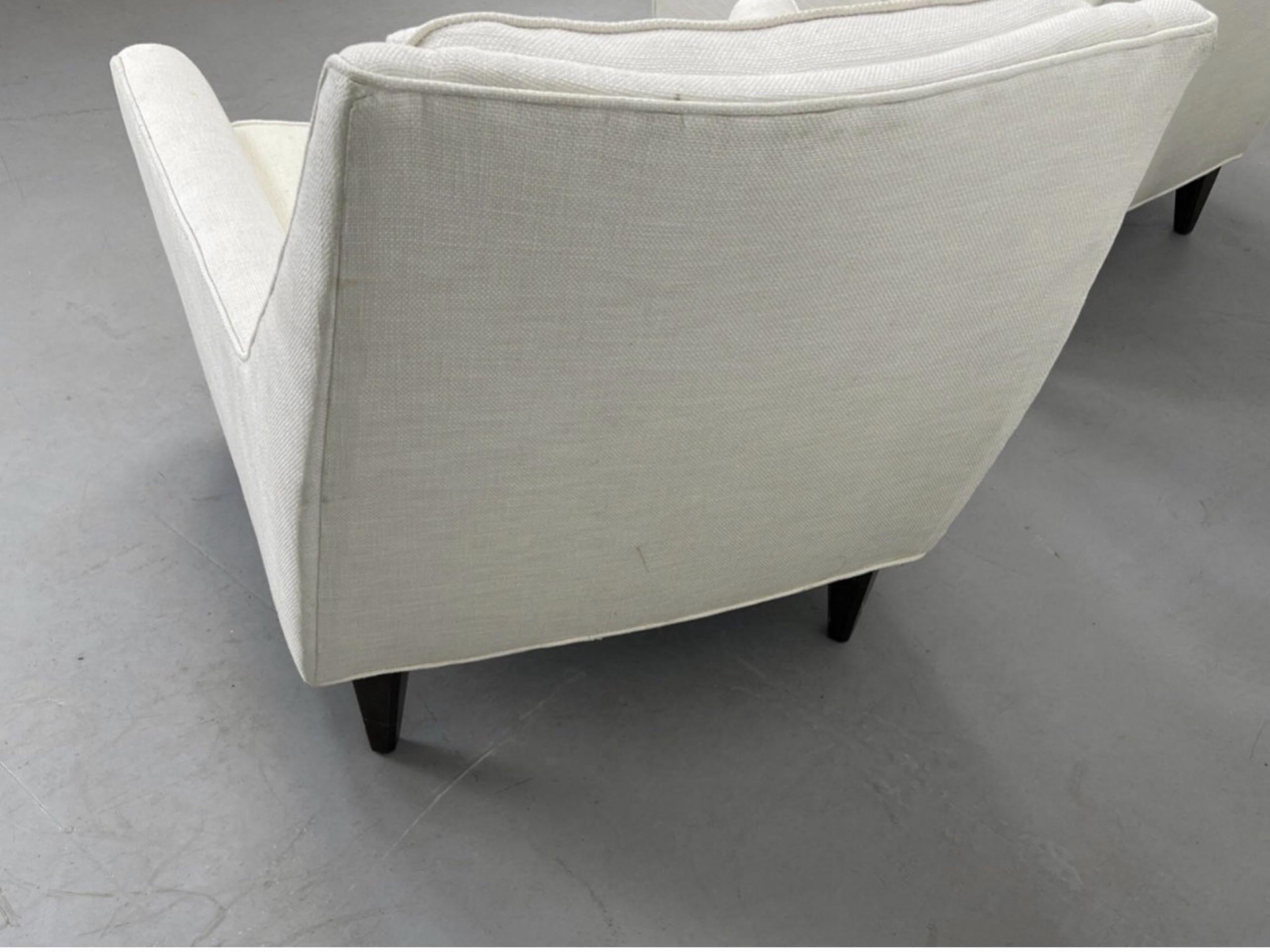 Edward Wormley zugeschriebene weiße gepolsterte Lounge-Stühle - ein Paar 5