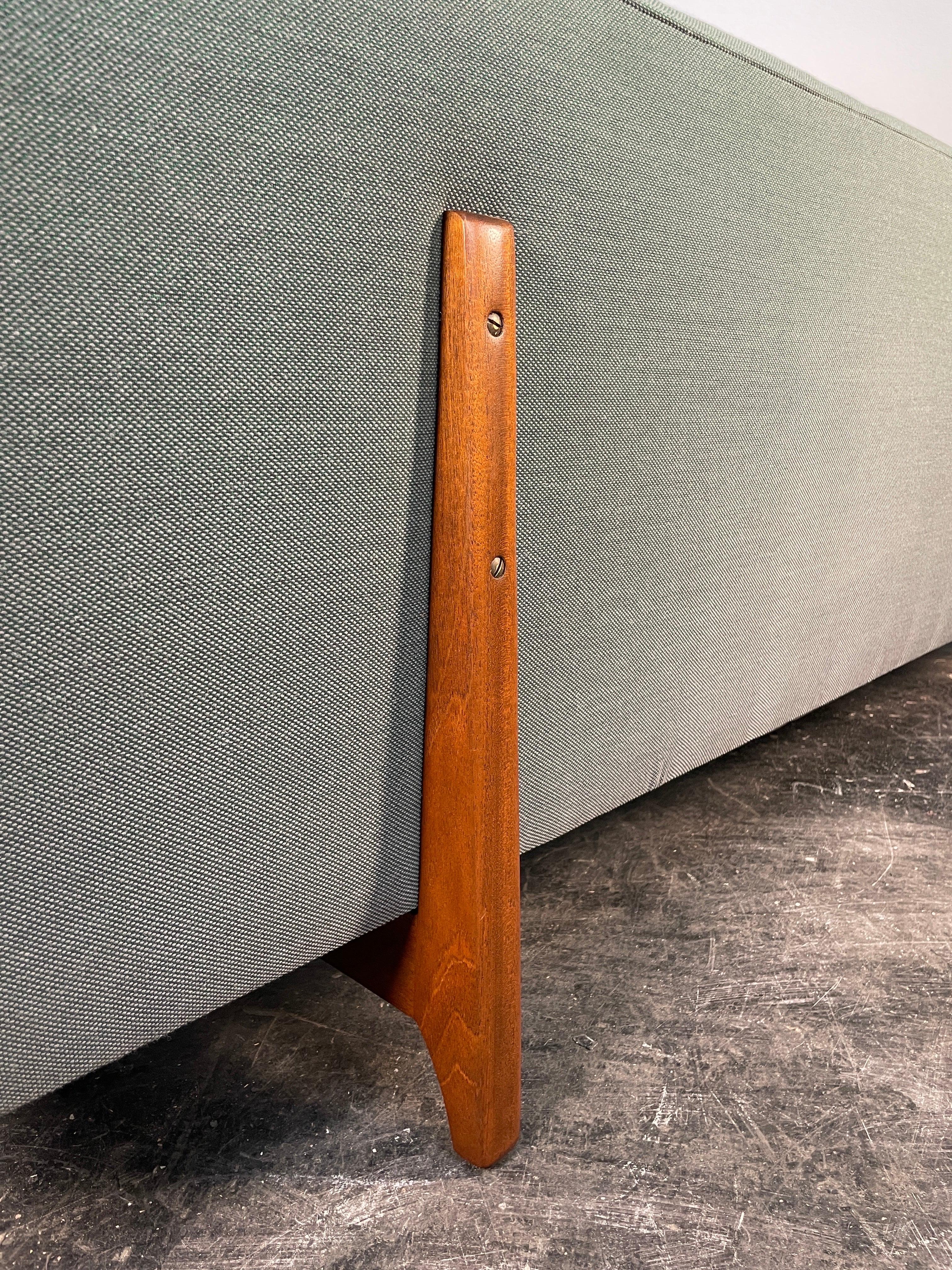 Edward Wormley Bracket Back Sofa for Dunbar In Good Condition For Sale In San Diego, CA