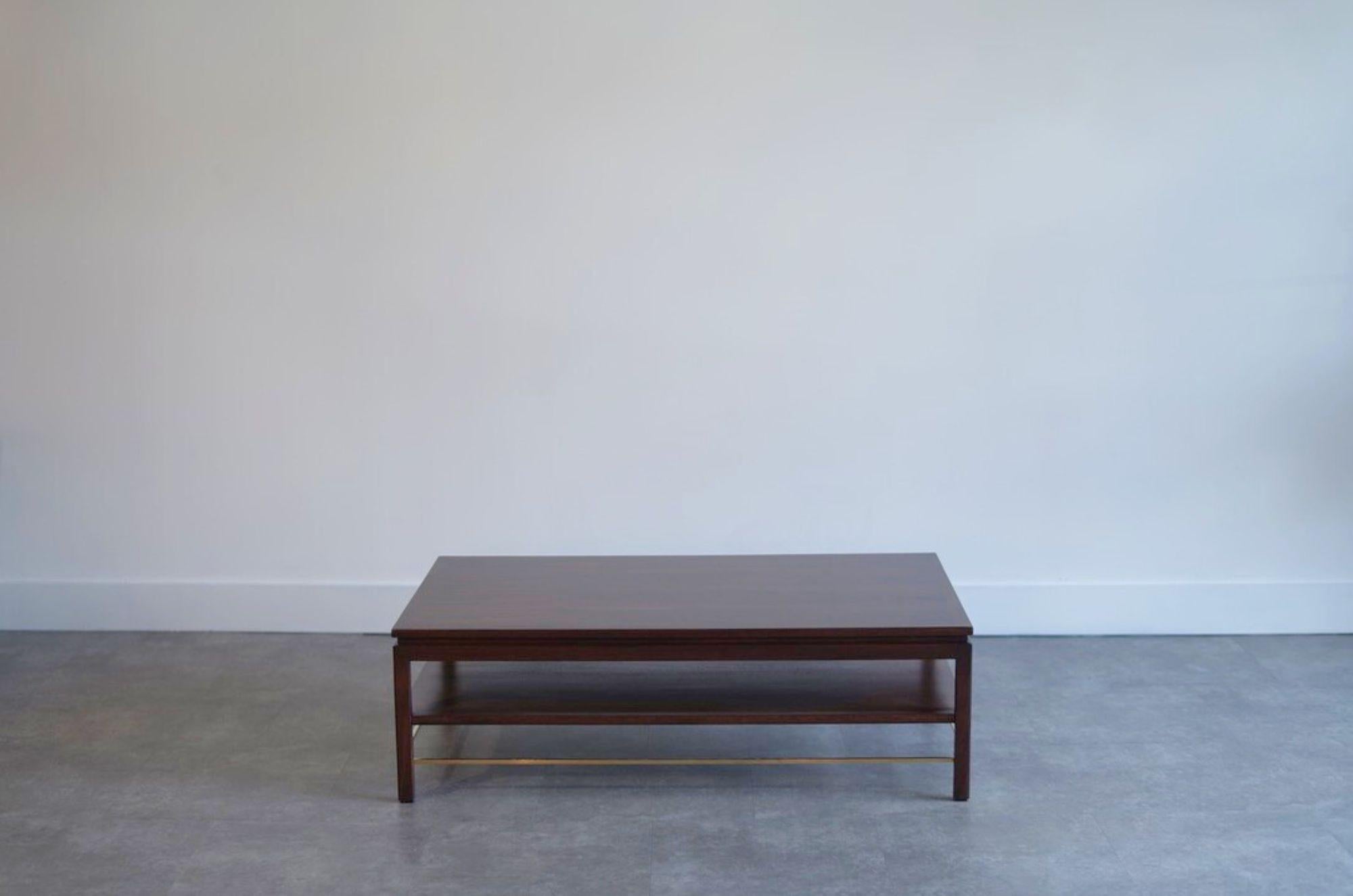 Mid-Century Modern Table à café en noyer, Edward Wormley Brass Stretcher, C. 1950s en vente
