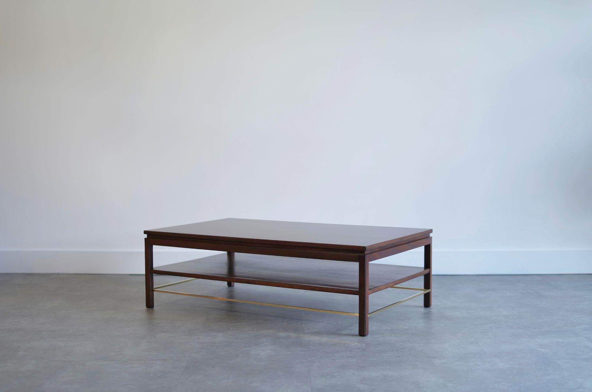 Américain Table à café en noyer, Edward Wormley Brass Stretcher, C. 1950s en vente