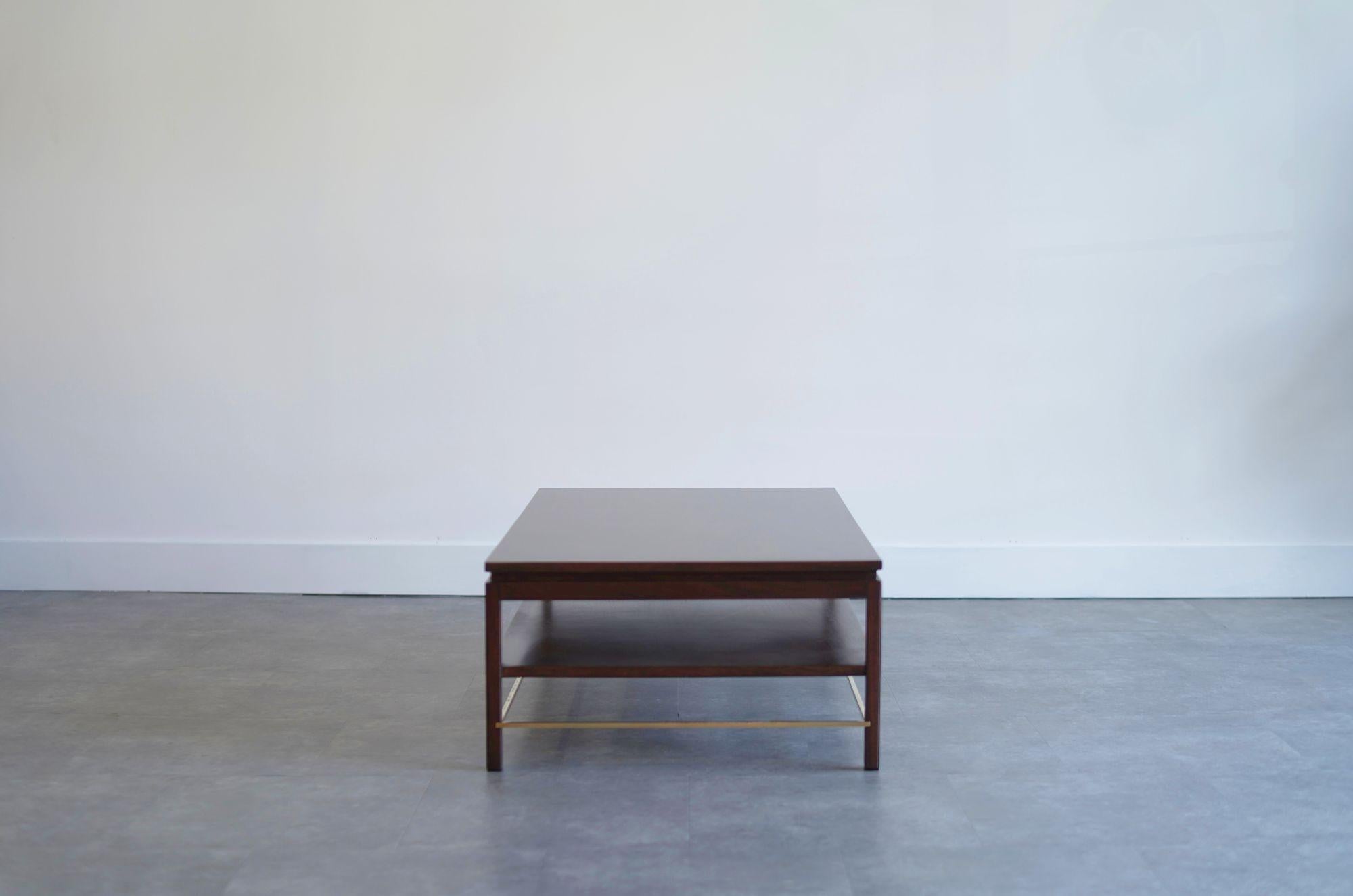 20ième siècle Table à café en noyer, Edward Wormley Brass Stretcher, C. 1950s en vente