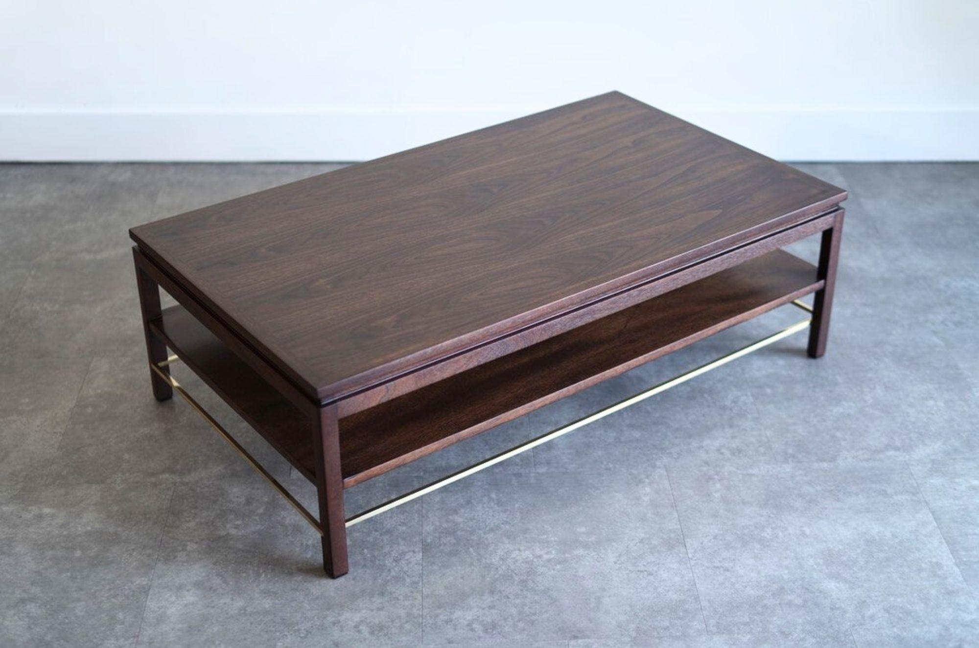 Laiton Table à café en noyer, Edward Wormley Brass Stretcher, C. 1950s en vente