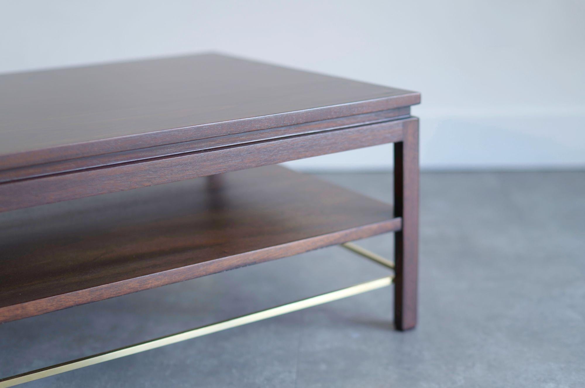Table à café en noyer, Edward Wormley Brass Stretcher, C. 1950s en vente 1