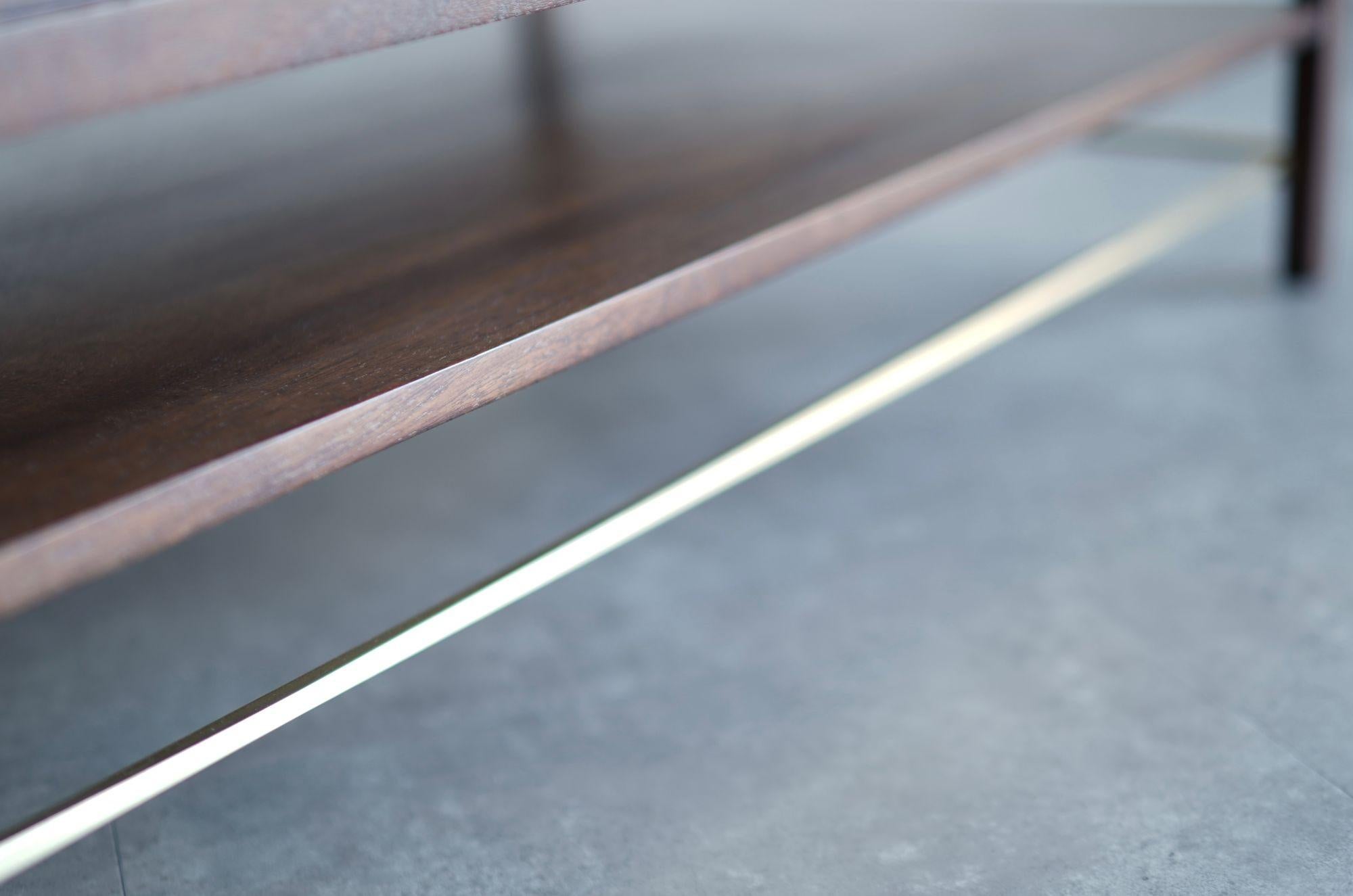 Table à café en noyer, Edward Wormley Brass Stretcher, C. 1950s en vente 2