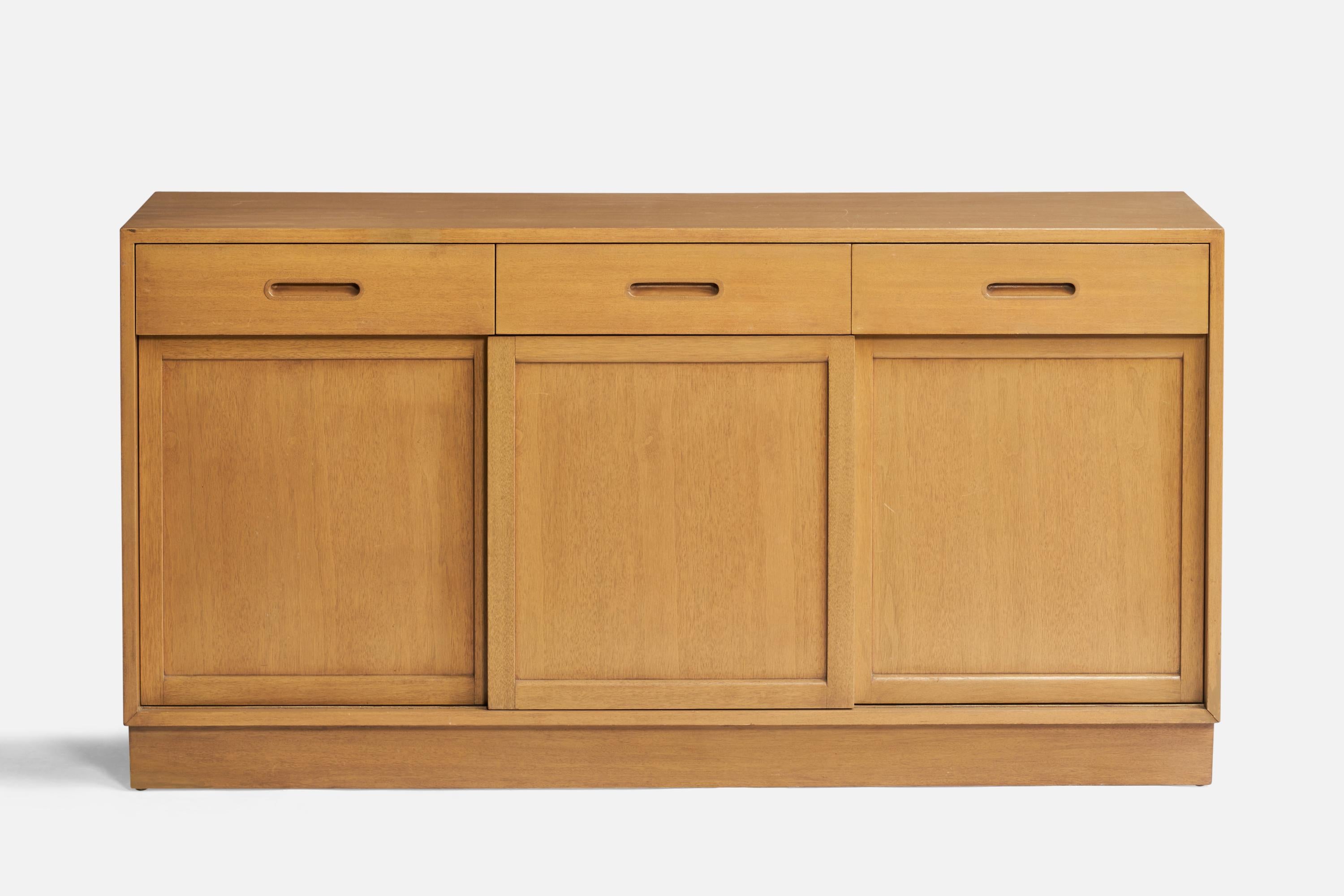 Cabinet en acajou blanchi conçu par Edward Wormley et produit par Dunbar, Berne, Indiana, États-Unis, vers les années 1950.