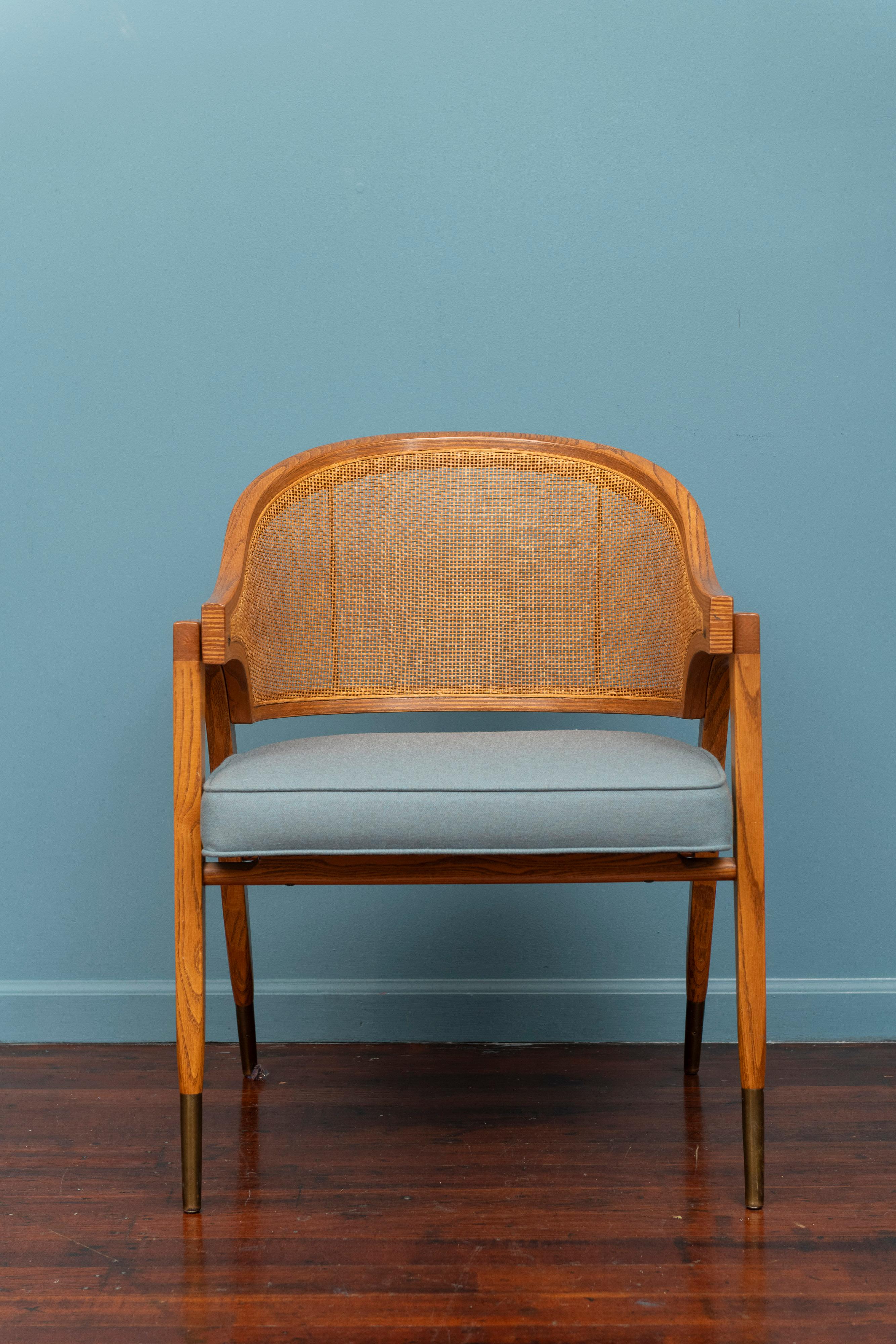 Silla de capitán Edward Wormley para Dunbar Furniture, Model 5480. Sillón de aspecto elegante perfecto para un escritorio o un rincón del dormitorio. De roble, con pies de latón y respaldo de caña, recién tapizado. Diseño atemporal de Edward Wormley