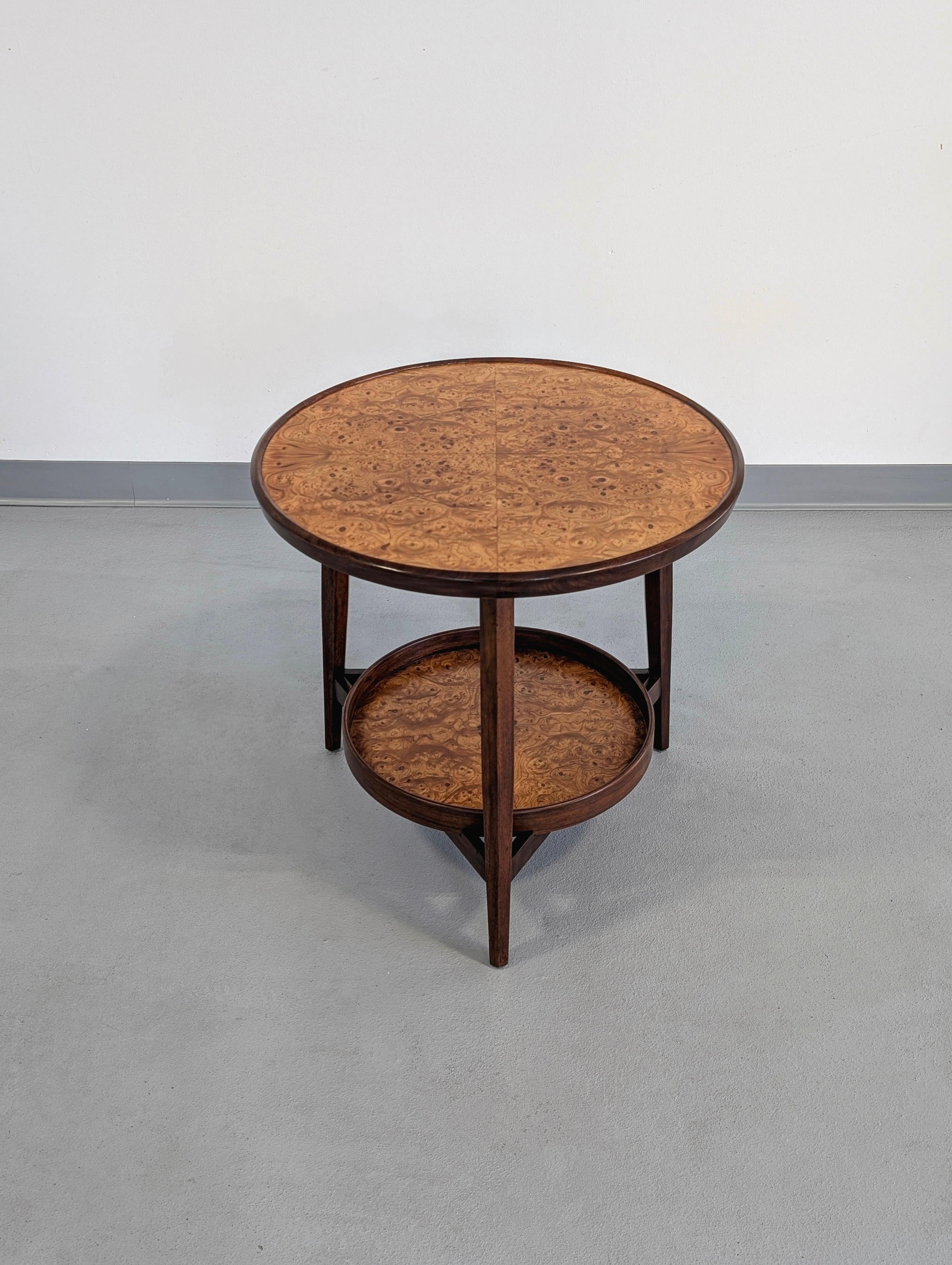Rare table conçue par Edward Wormley avec un plateau inférieur amovible pour Dunbar. Cadre en acajou avec surfaces en loupe d'orme des Carpates. Étiquette métallique présente. 