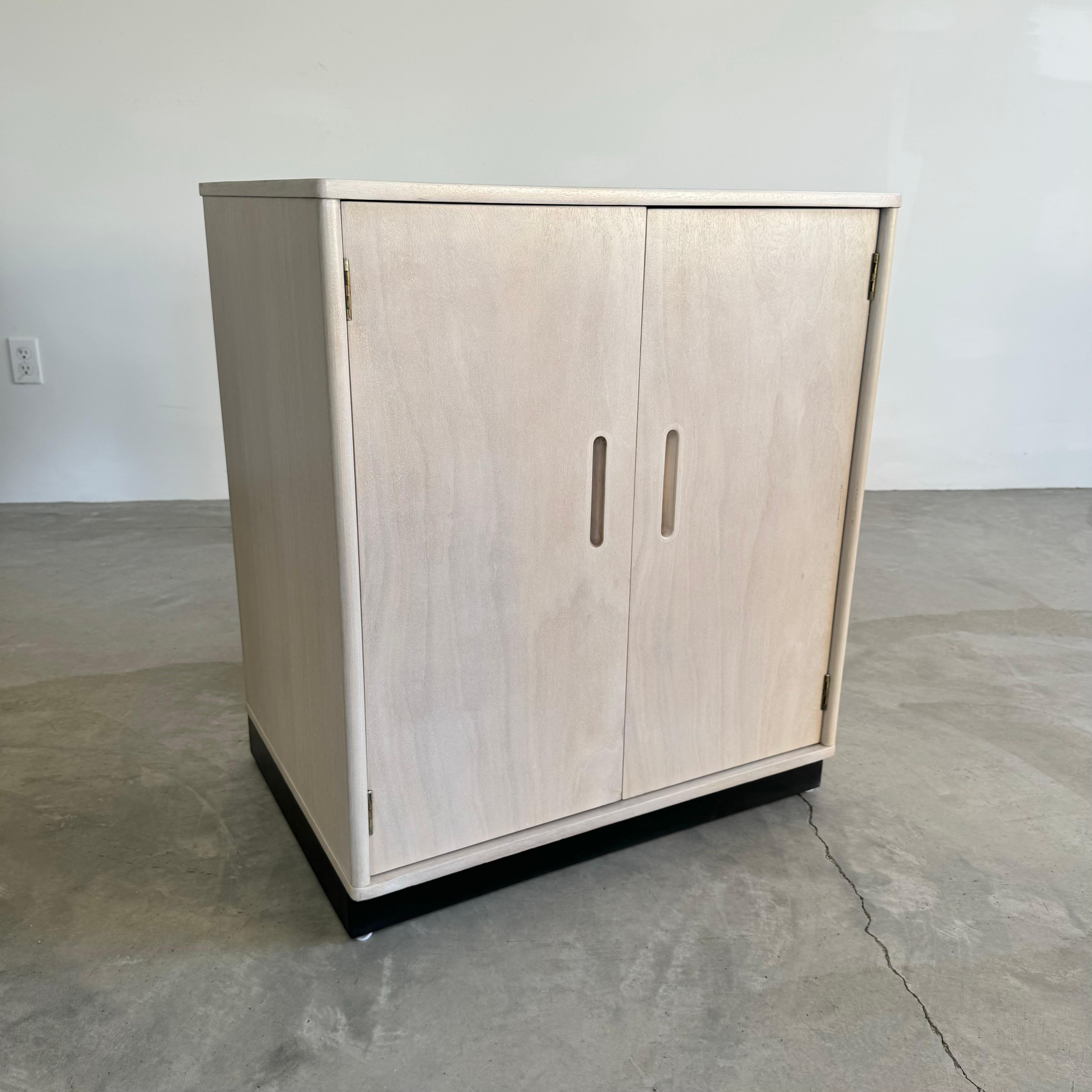 Splendido mobile in rovere di Edward Wormley per Dunbar. Realizzato negli anni '50, è ancora oggi un pezzo bello e pratico. Il legno è stato appena rifinito in Oak Oak ceramizzato, mantenendo la sua consistenza naturale ma con una tonalità più