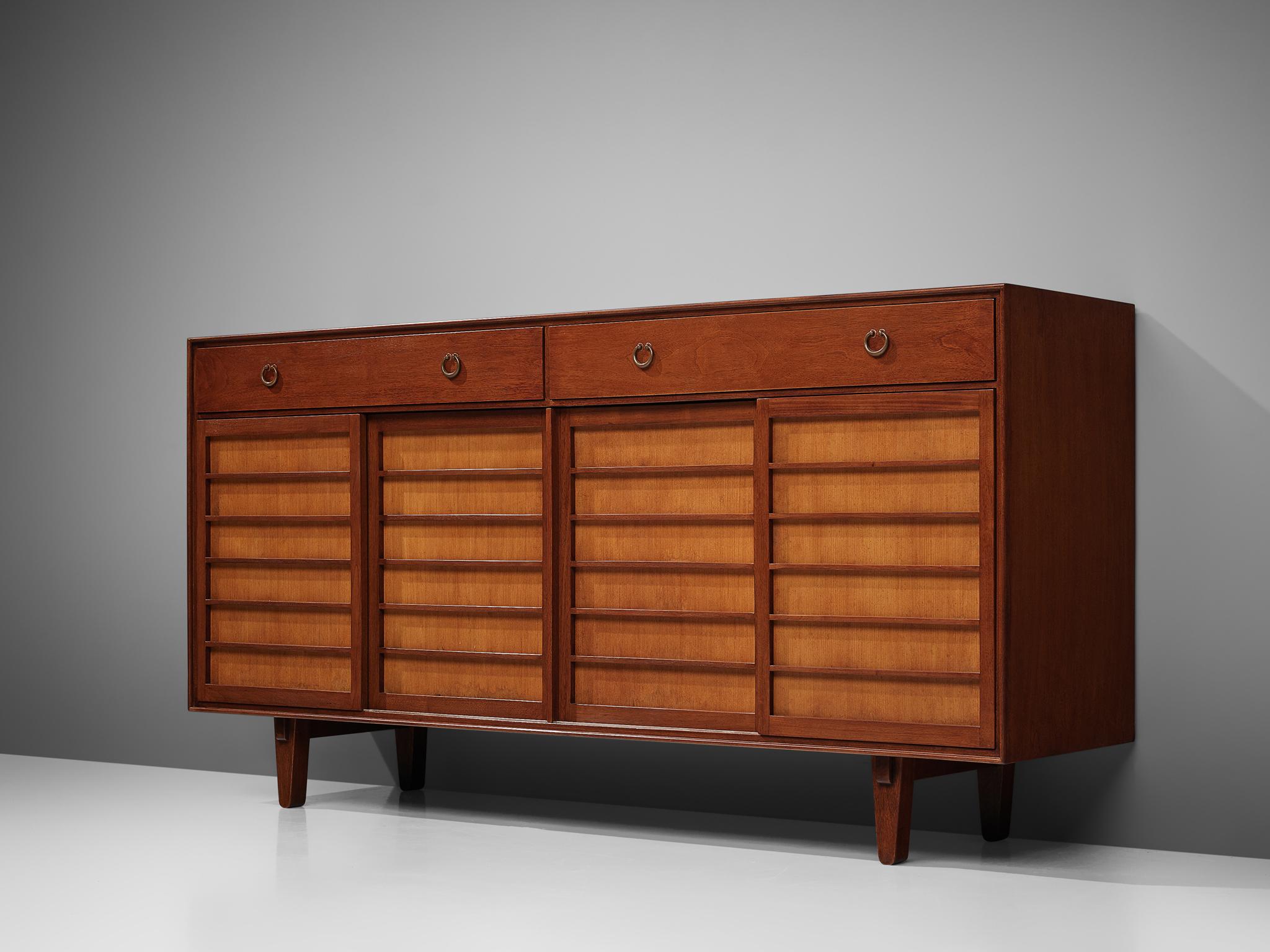 Edward Wormley for Dunbar, sideboard '671A', walnut and brass, United States, 1950s

Early model 671A sideboard by Edward Wormley. The credenza is made with a walnut cas with four drawers and four sliding doors. The drawers are equipped with brass