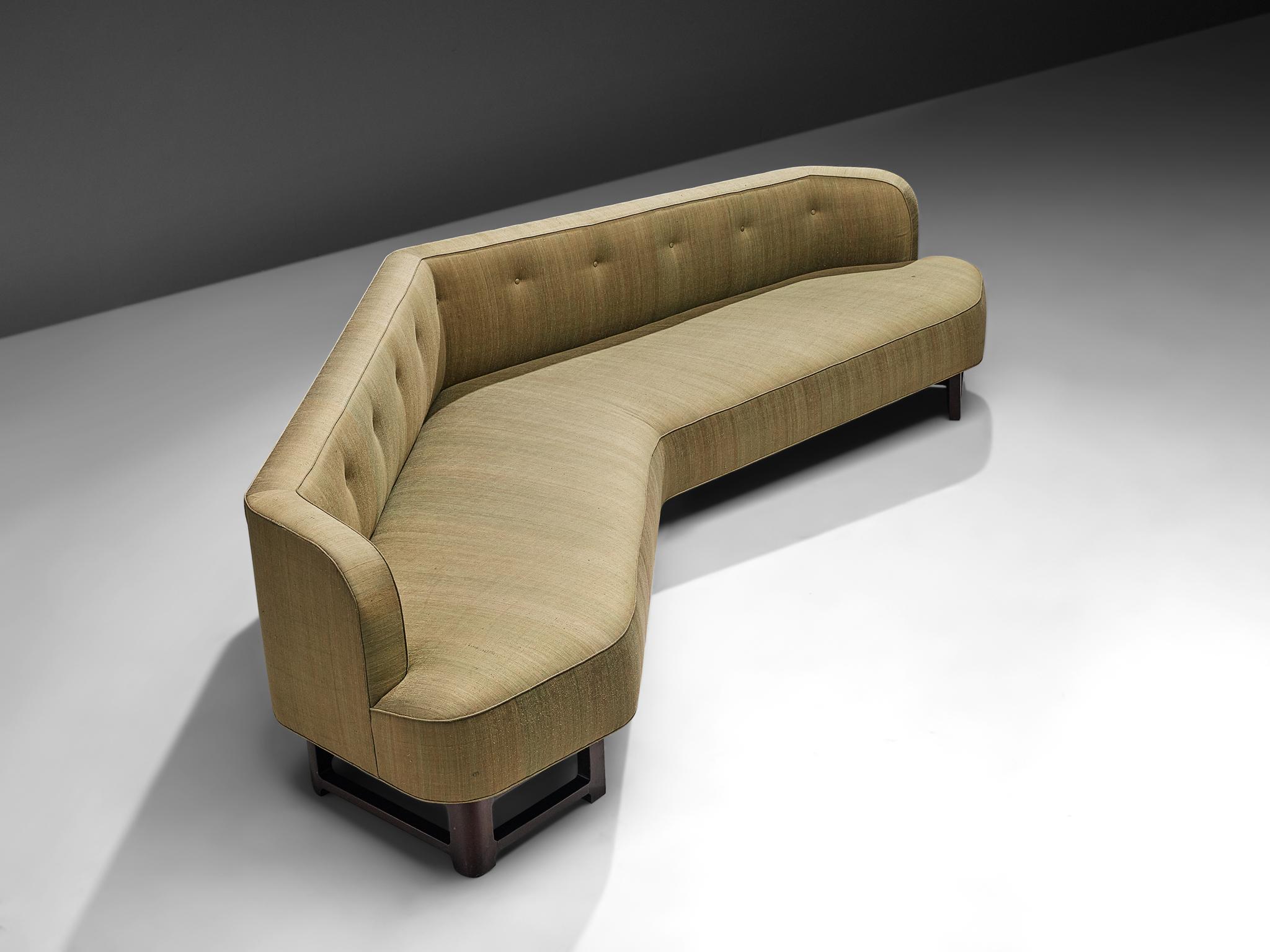 Edward Wormley for Dunbar, Janus sofa model 6392, green fabric, mahogany, United States, 1960s.

Wide angled 'Janus' sofa by Edward Wormley. This sofa has a modern shape and sinuous lines which create a comfortable and appealing look. The open