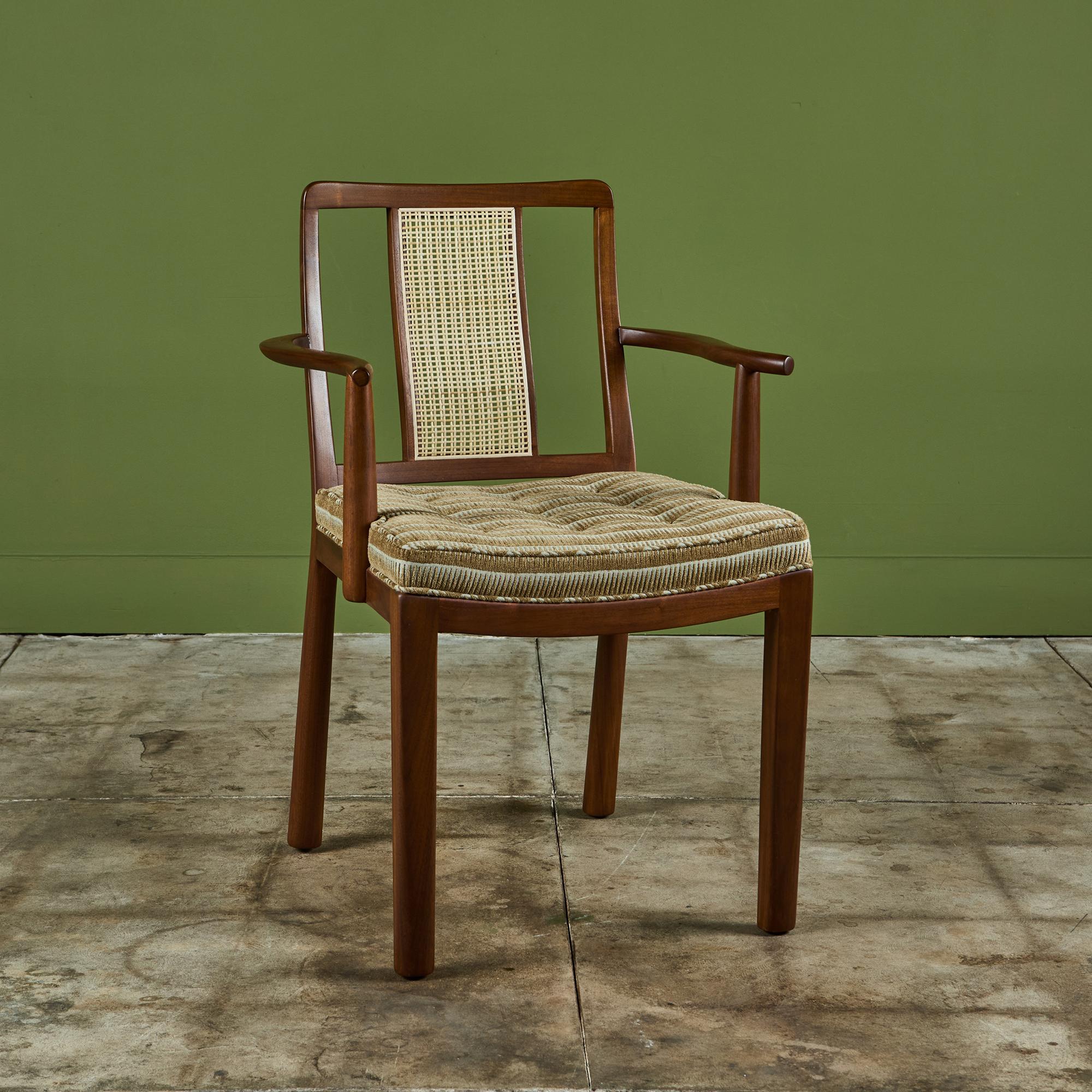 Poltrona da pranzo in legno di noce con gambe posteriori distanziate di Edward Wormley per Dunbar, USA, anni '60 circa. Il cuscino della seduta è stato recentemente rivestito con un tessuto a trama Pierre Fabrice, un tocco perfetto di eleganza e