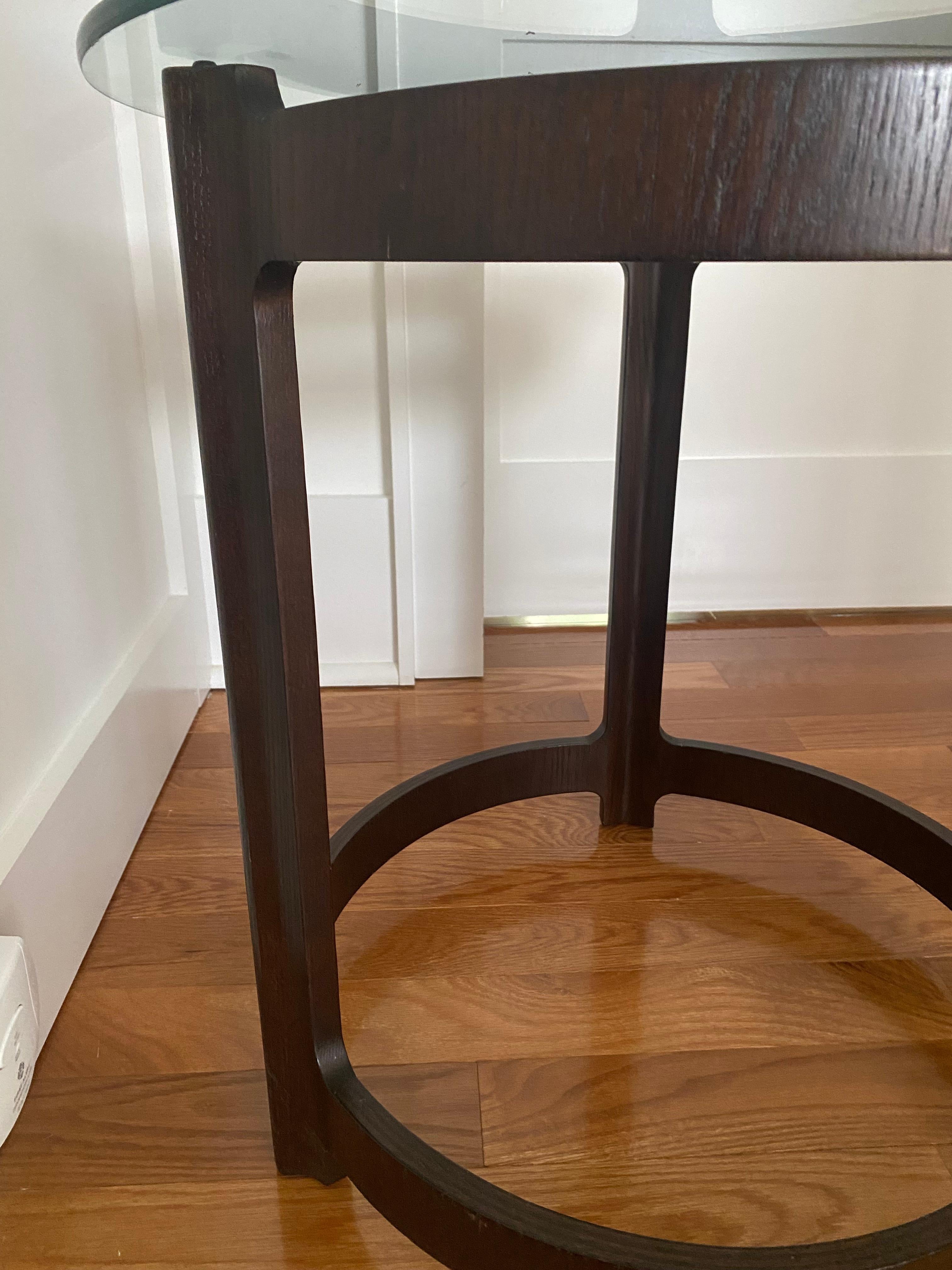 Edward Wormley Dunbar Berne Indiana table d'appoint en bois cintré avec plateau en verre, milieu du siècle dernier Bon état - En vente à Bridgehampton, NY
