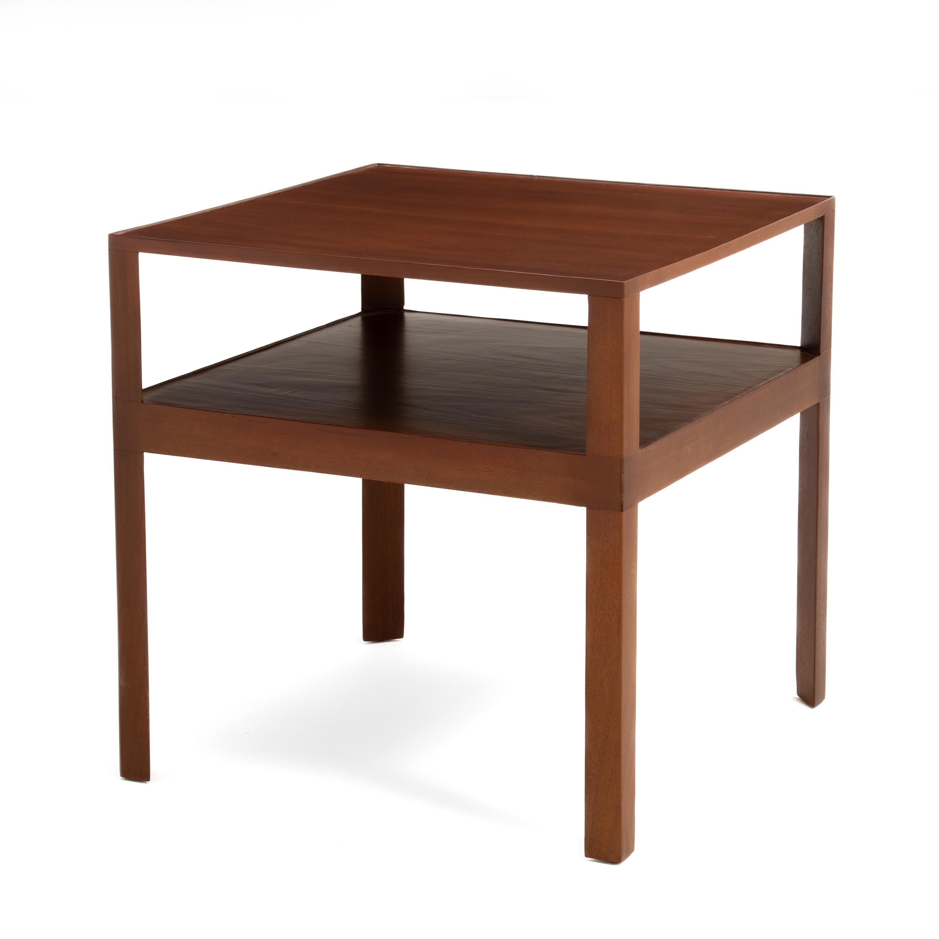 Mesa central de caoba de mediados de siglo diseñada por Edward Wormley para Dunbar Furniture de Berne, Indiana. 1950s. Absolutamente cuadrado, altura, anchura y profundidad coinciden. La parte superior cuadrada tiene un borde rebordeado y un estante
