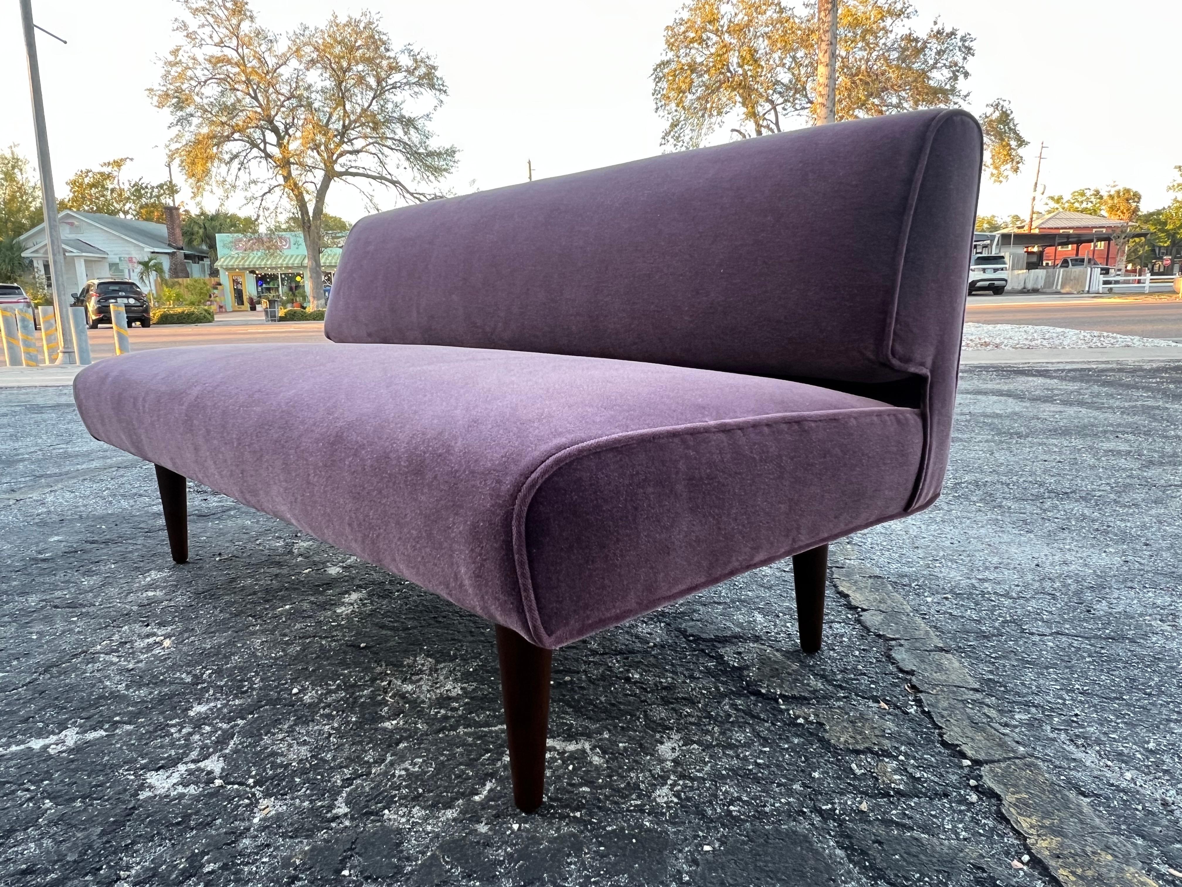 Americano Edward Wormley Dunbar Channel Back Settee, 1940 ca. in vendita