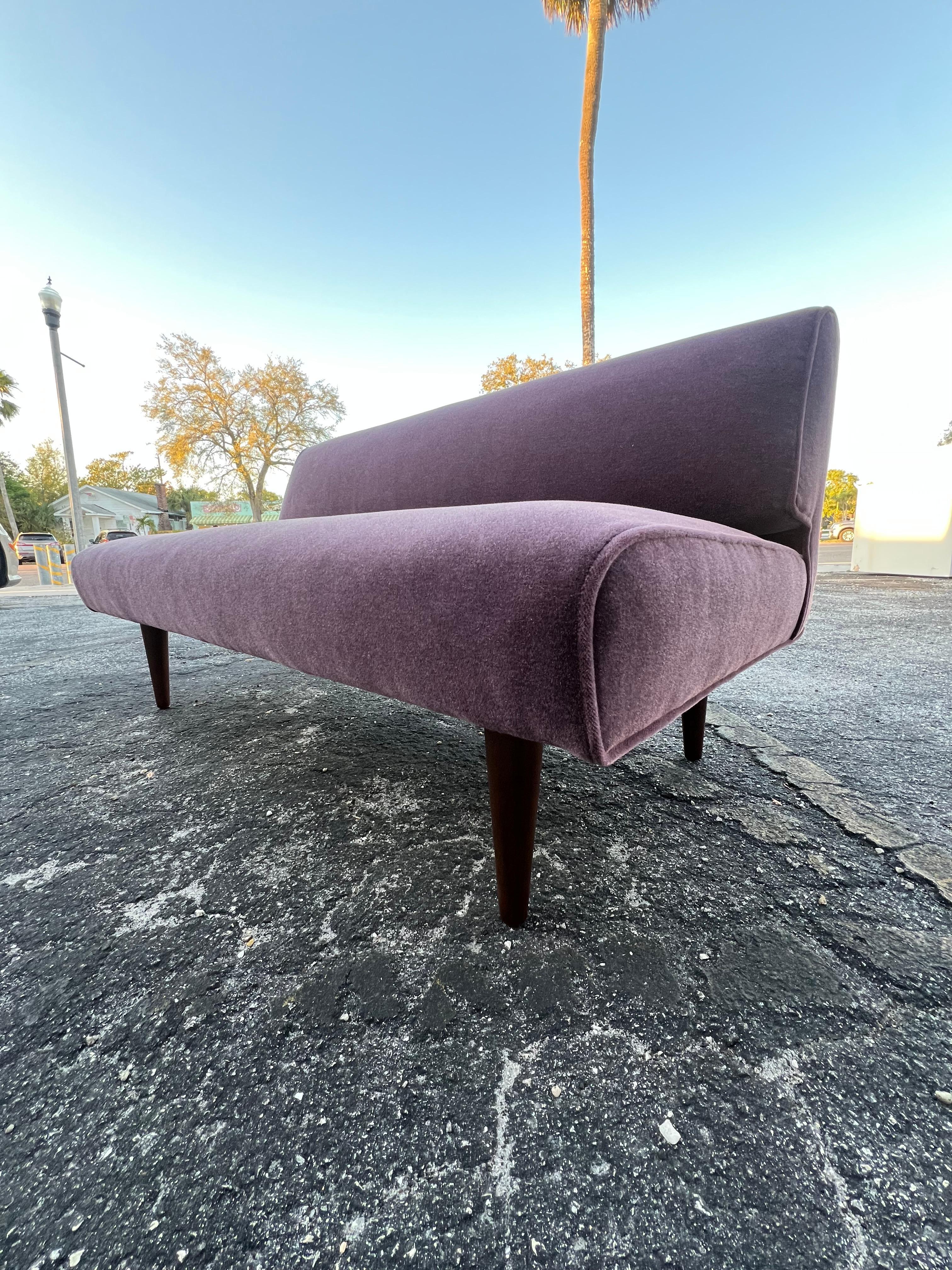 Tappezzeria Edward Wormley Dunbar Channel Back Settee, 1940 ca. in vendita