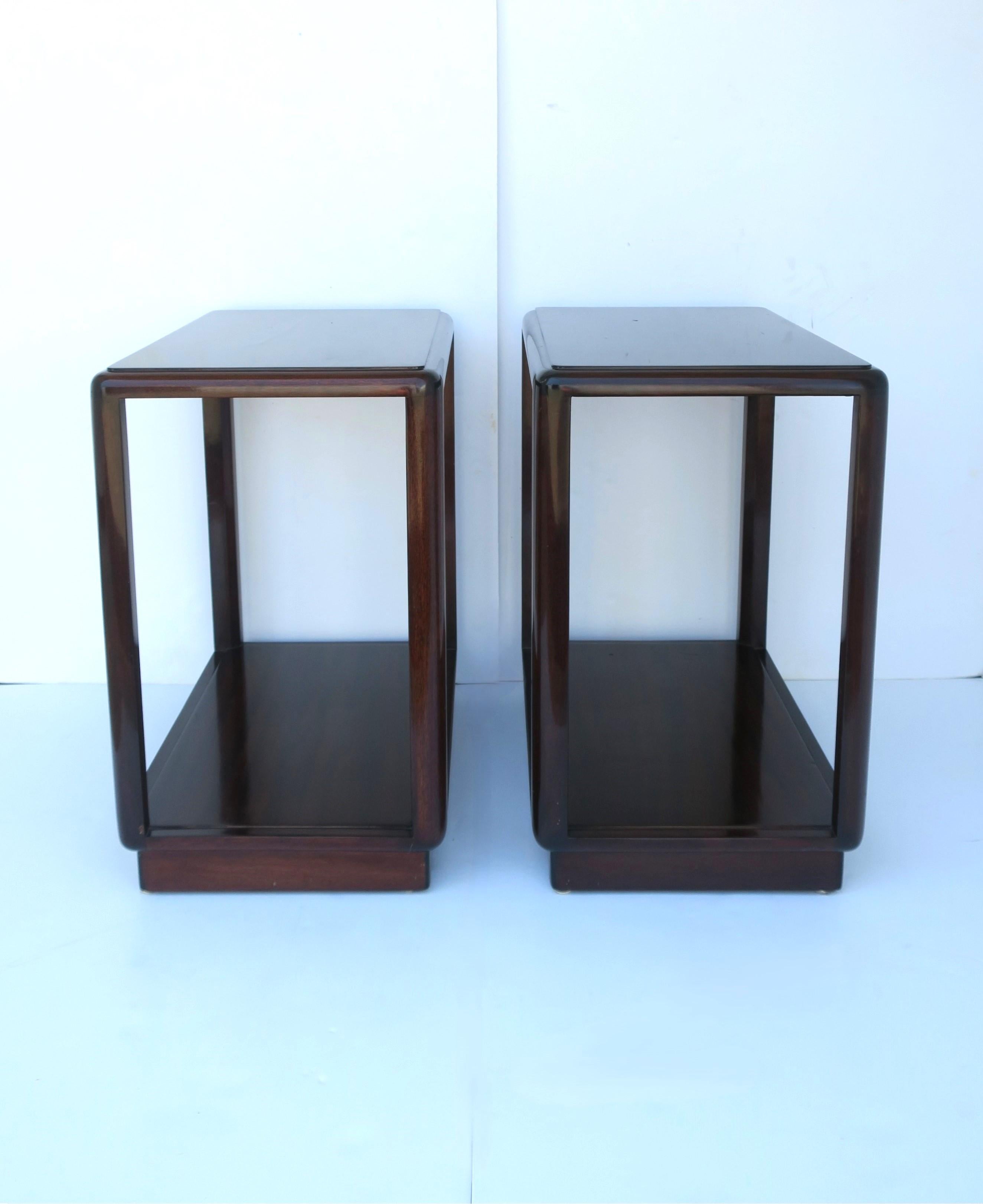 Ein raffiniertes und reichhaltiges Paar Mahagoni-Endtische des Designers Edward Wormley für Dunbar, im modernen Stil, ca. 1940er Jahre, Vereinigte Staaten von Amerika. Die Tische sind elegant und zurückhaltend, haben eine klare, glänzende