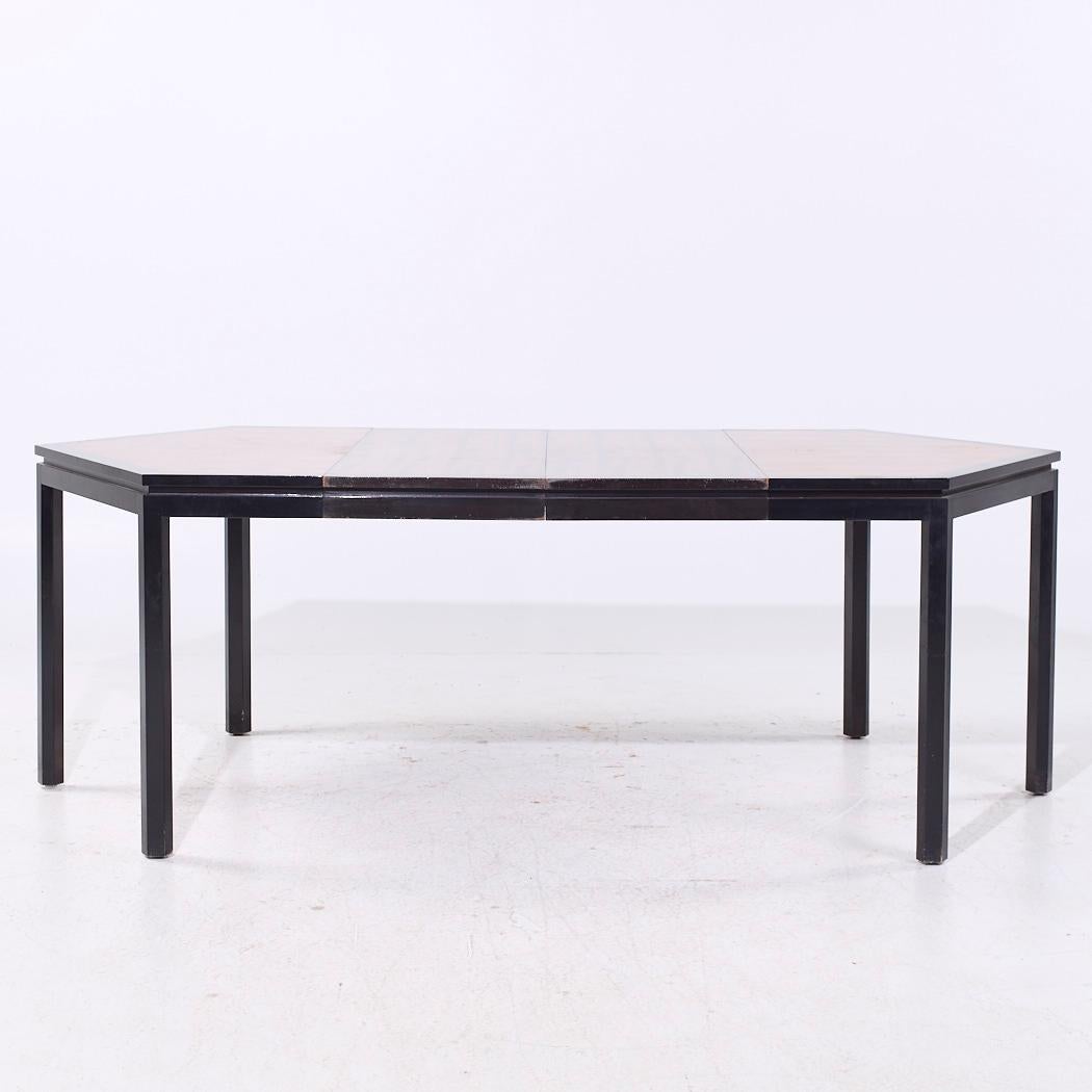 Edward Wormley para Dunbar Mesa de comedor extensible hexagonal de palisandro y caoba ebonizada de mediados de siglo con 2 hojas

Esta mesa mide 52 de ancho x 45 de fondo x 28,5 pulgadas de alto, con un espacio libre para sillas de 25,25 pulgadas,