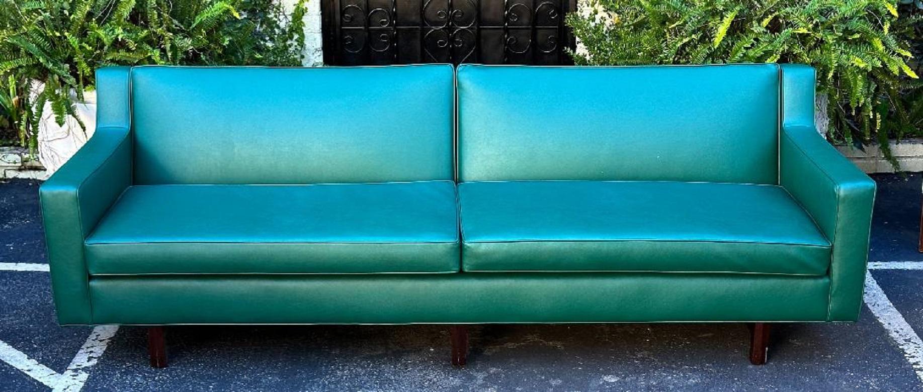 1960s for Dunbar Mid Century Modern Mid Century Modern Green Faux Leather Sofa... La marque du fabricant Dunbar est illustrée sur la dernière image, qui a été conservée sous le coussin lors du rembourrage. Attribué à Edward Wormley.

Informations