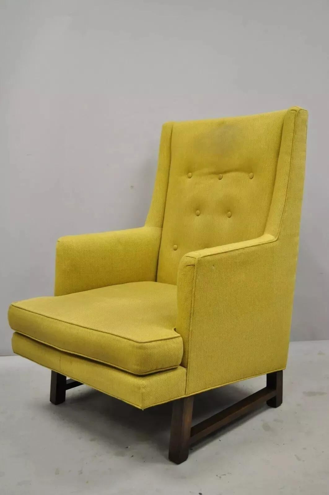 Edward Wormley for Dunbar Walnut Frame High Back Lounge Chair and Ottoman. A se caractérise par une base de châssis en angle, un cadre en bois massif, un beau grain de bois, un Label original, des lignes modernistes épurées, une forme sculpturale