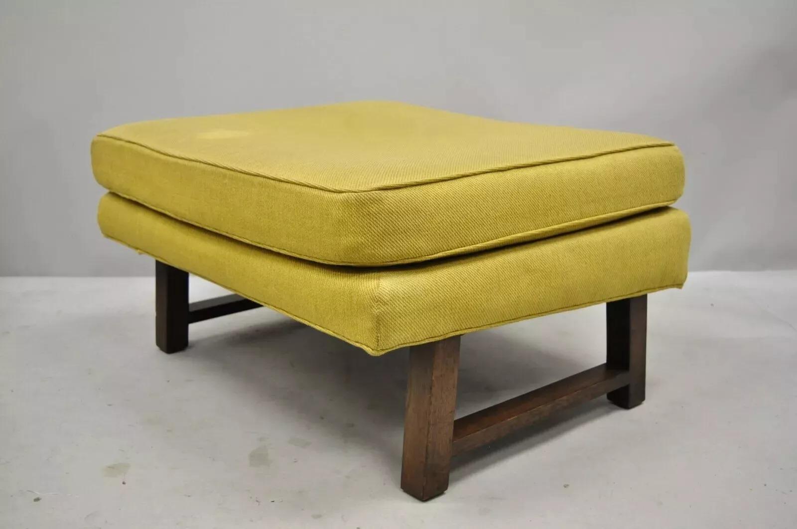 Mid-Century Modern Edward Wormley Dunbar, chaise longue à haut dossier en noyer, moderne du milieu du siècle, et ottoman en vente