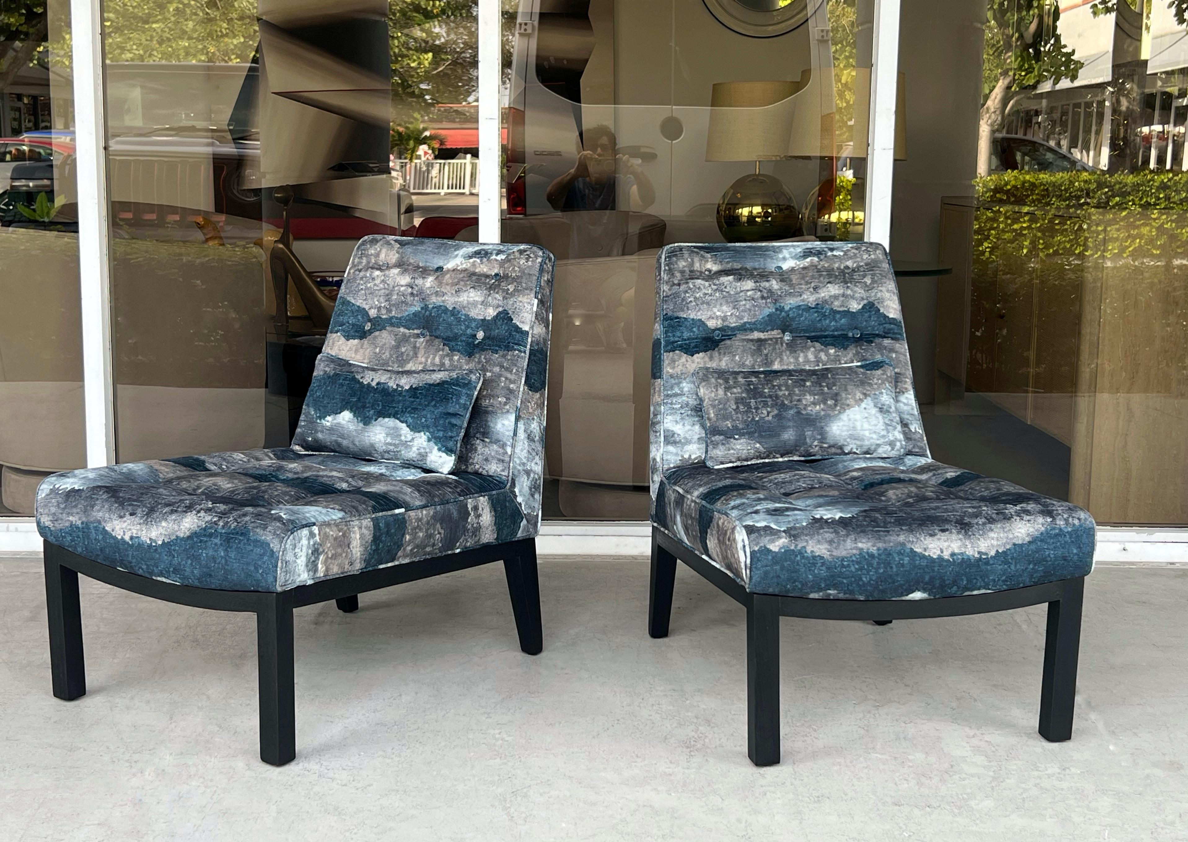 Pareja de sillas Dunbar de Edward Wormley mediados del siglo XX en venta