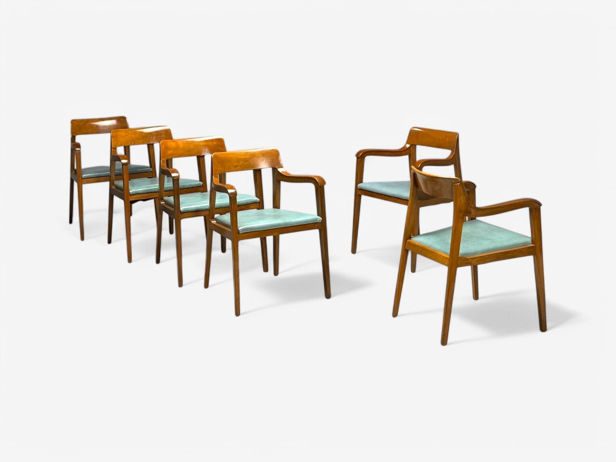 Edward Wormley, Dunbar, Satz von sechs 'Riemerschmid' Esszimmerstühlen, Nussbaum, Leder 1950er Jahre

Das Modell 4797A, das Wormley 1947 für Dunbar entwarf, ist von Richard Riemerschmids klassischem Jugendstil-Sessel inspiriert, der 1899 auf der