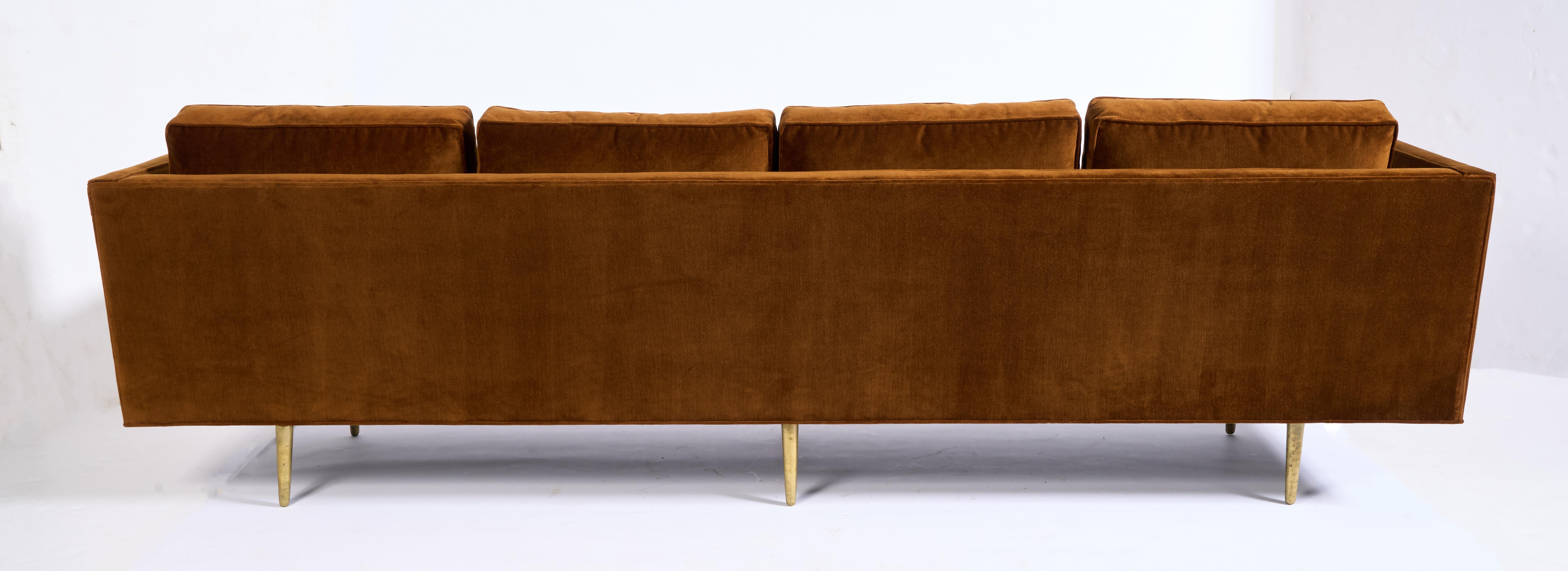 Edward Wormley, Canapé Dunbar, velours Brown et pieds en laiton Bon état - En vente à Greensboro, NC