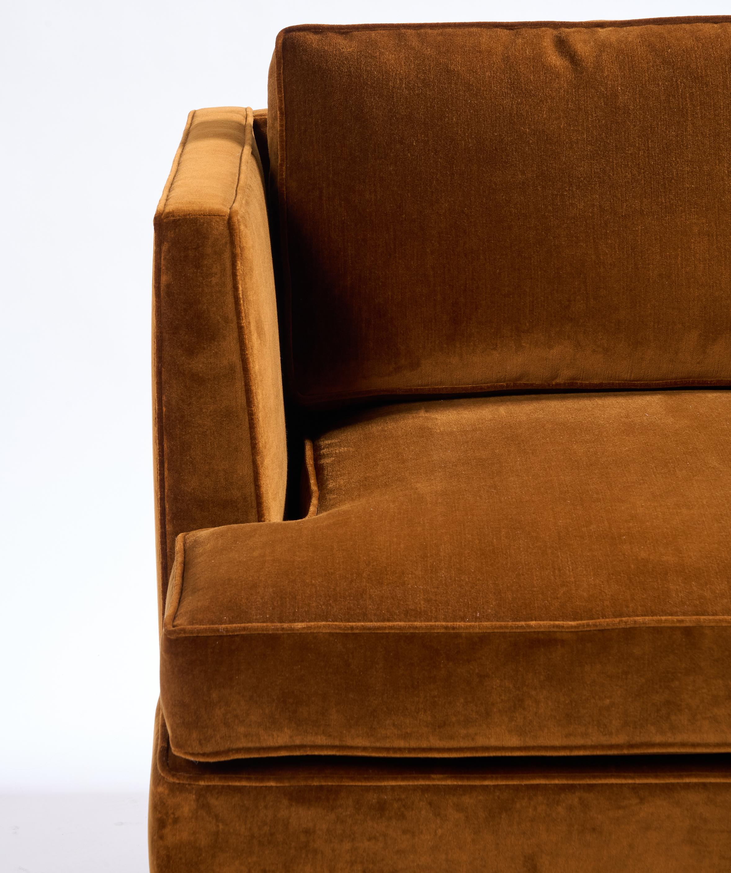 20ième siècle Edward Wormley, Canapé Dunbar, velours Brown et pieds en laiton en vente