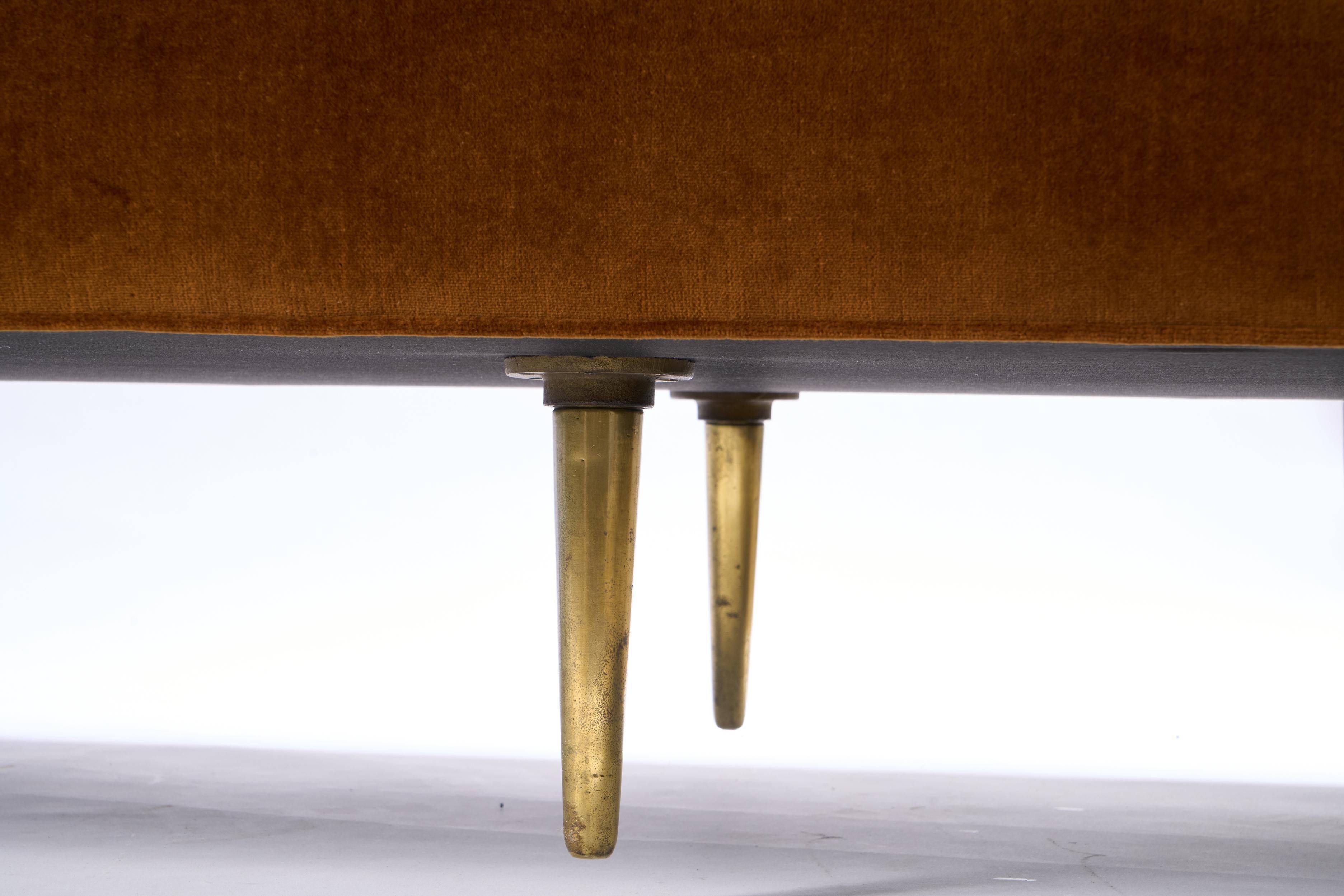 Edward Wormley, Canapé Dunbar, velours Brown et pieds en laiton en vente 1