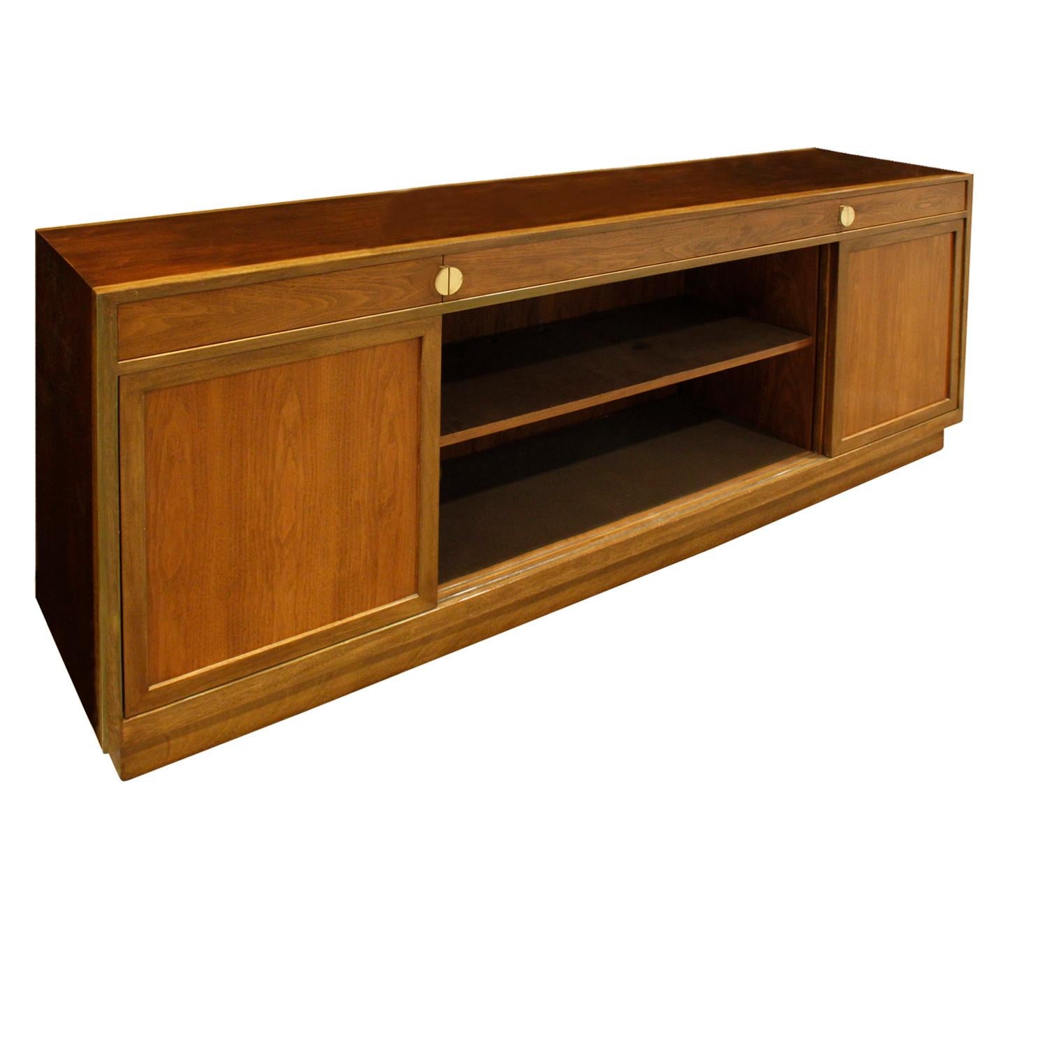 Edward Wormley Elegant Credenza in Walnut and Mahogany 1960s, Signed In Excellent Condition In New York, NY