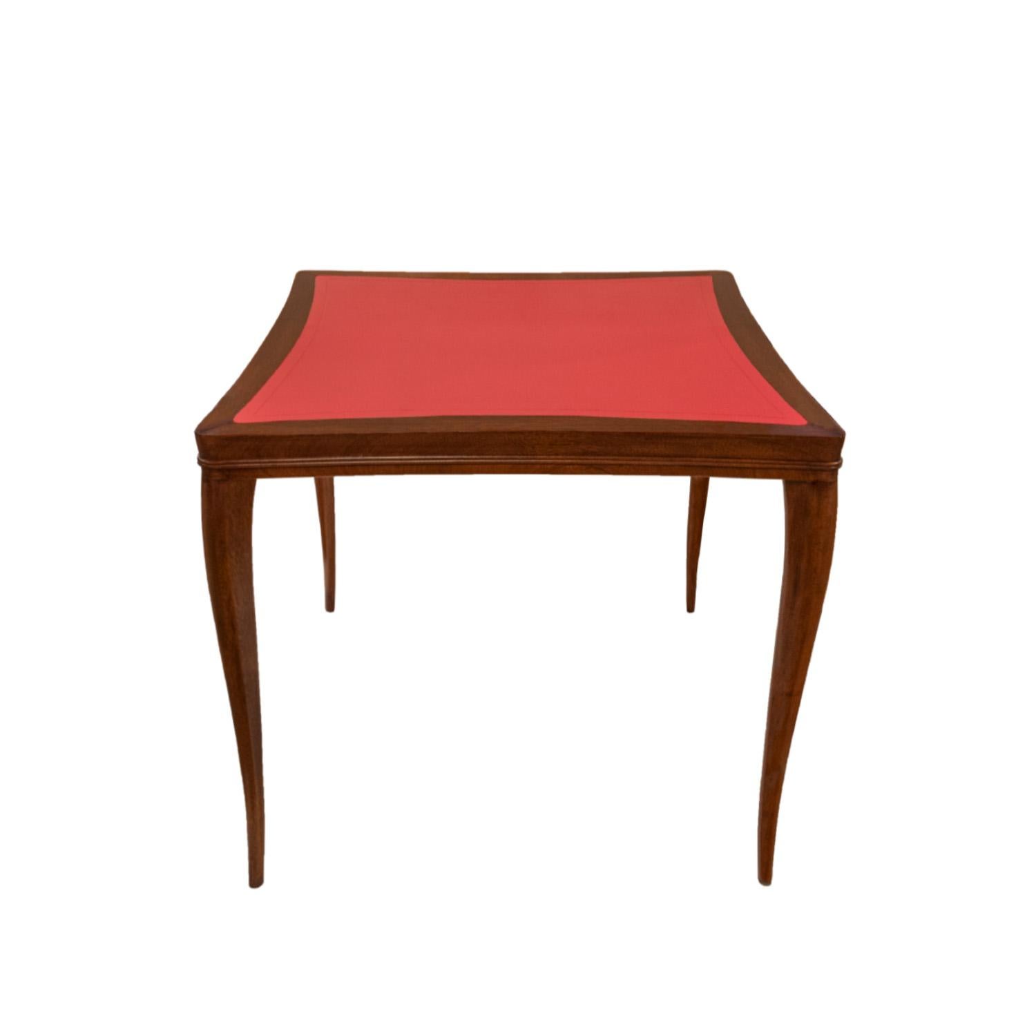 Seltener Spieltisch aus Mahagoni mit sanft geschwungenen Beinen und Seiten mit eingesetzter roter Lederplatte von Edward Wormley für Dunbar, amerikanisch 1940er Jahre (signiert mit grünem Metallschild am Boden 