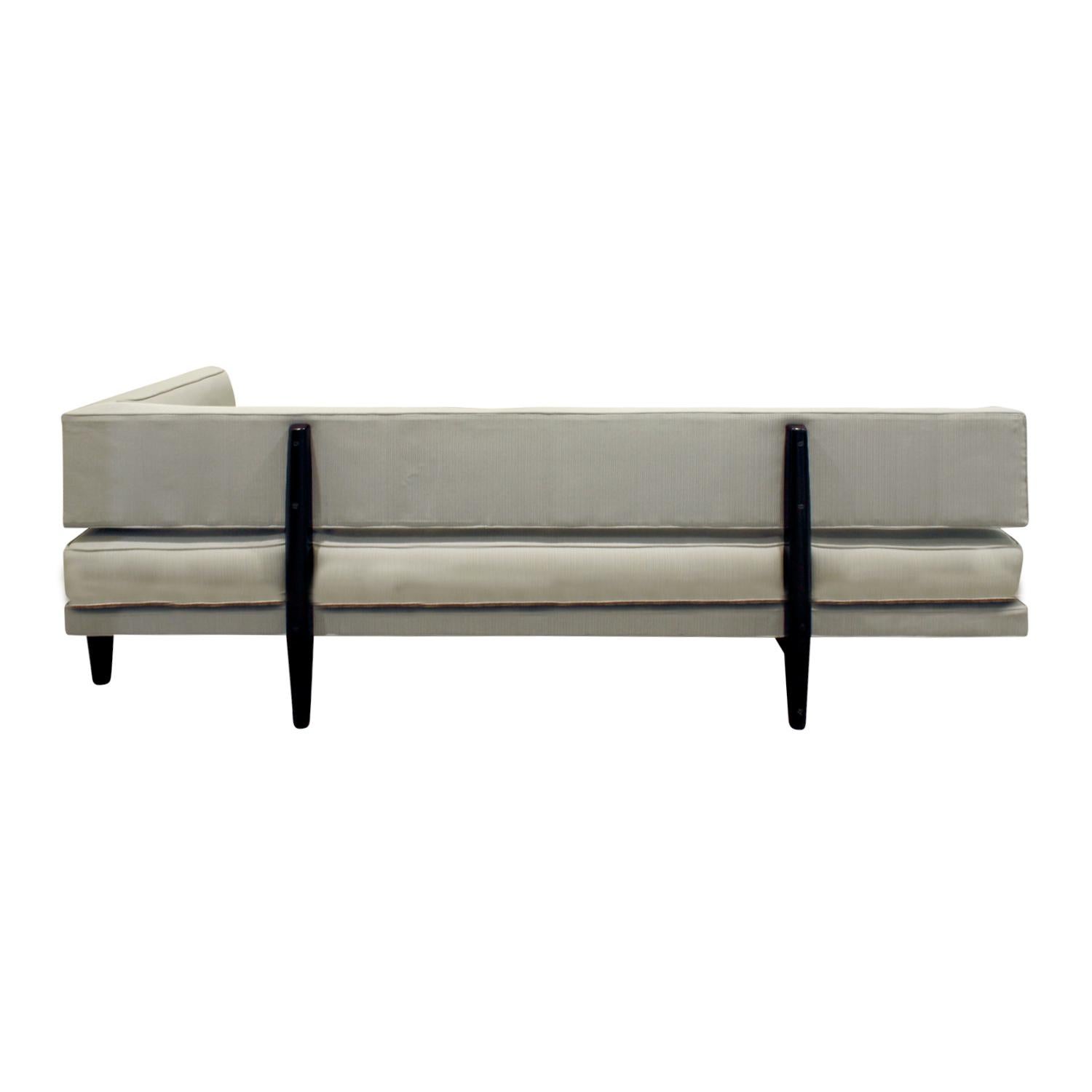 Edward Wormley Elegantes Sofa-Tagesbett mit Beinen aus Nussbaumholz, 1953 (amerikanisch) im Angebot