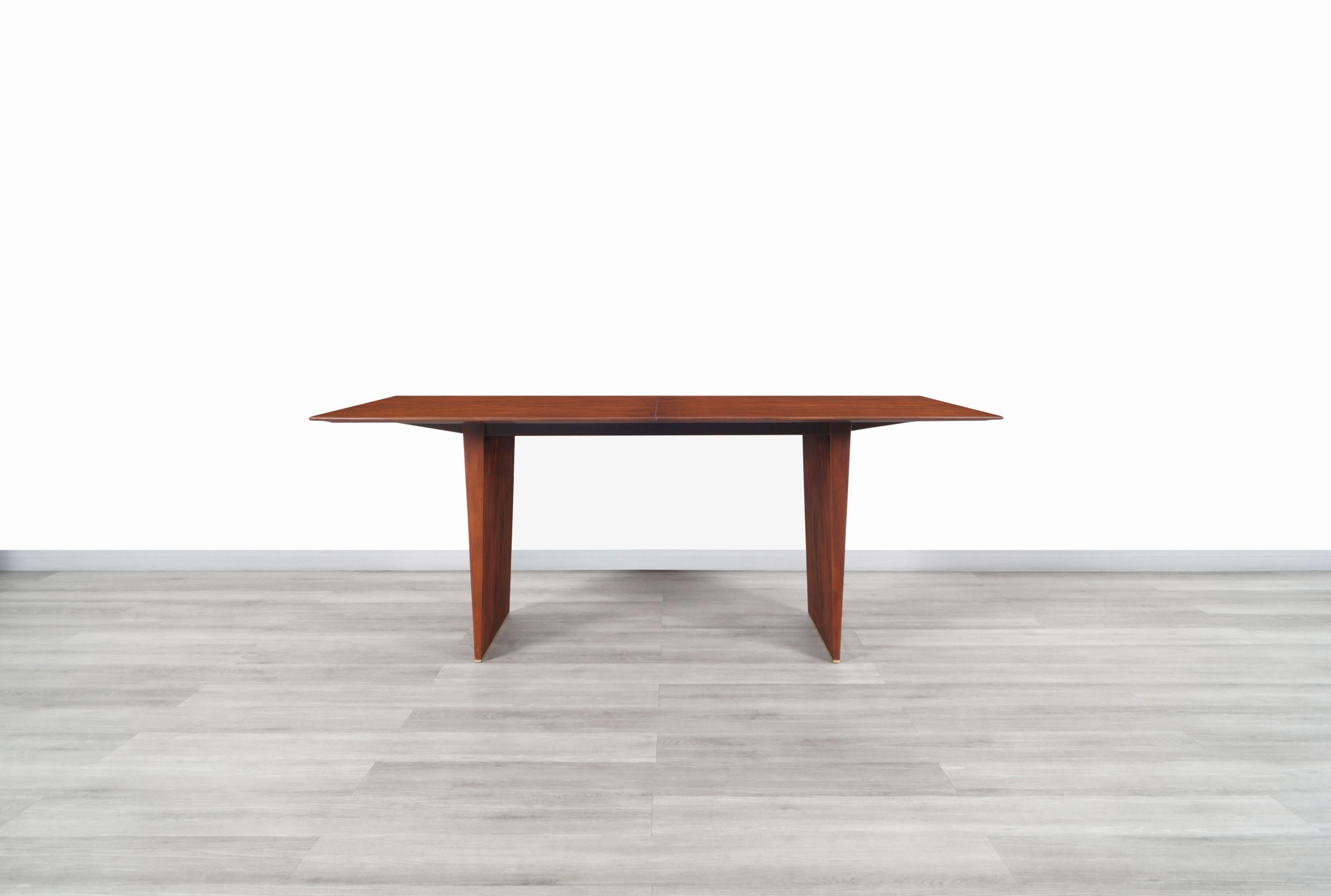 Amazing vintage walnut dining table model 5460 designed by Edward Wormley for Dunbar in the United States, circa 1950s. This dining table has a modernist design and has been built with Fine walnut wood that expresses a warm combination of colors