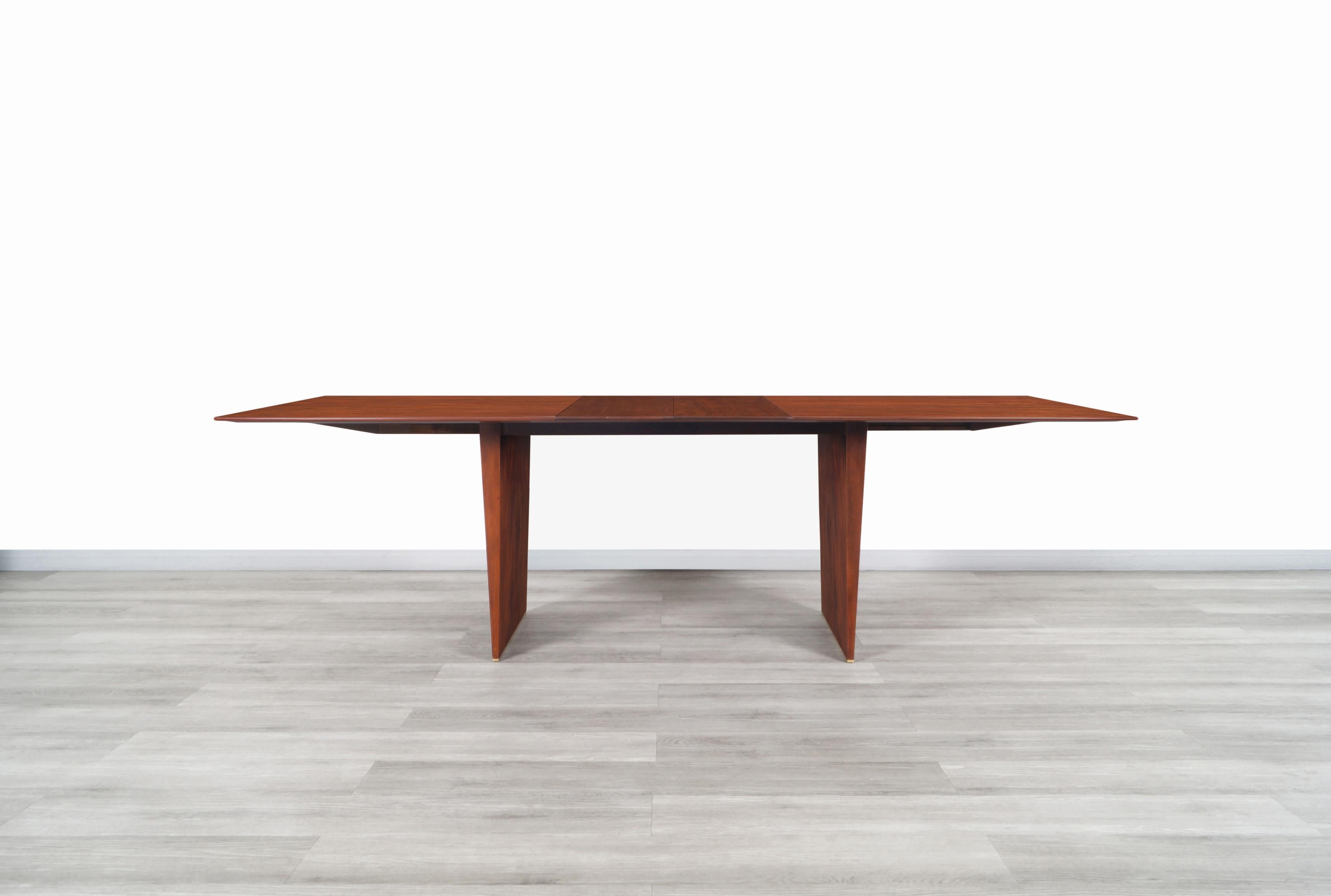 Edward Wormley Expandable Walnut Dining Table for Dunbar In Good Condition In North Hollywood, CA