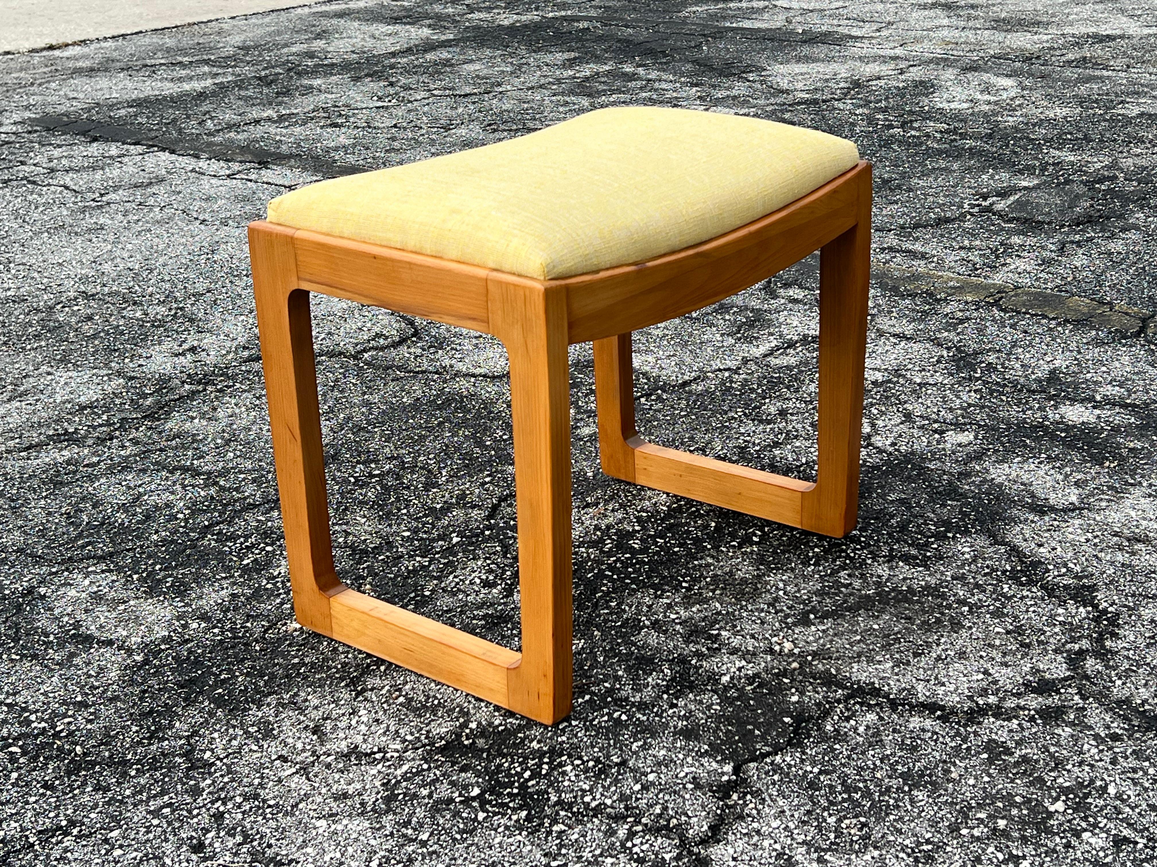 Edward Wormley For Drexel Precedent Bench With Upholstered Seat ca' 1950's en vente 1