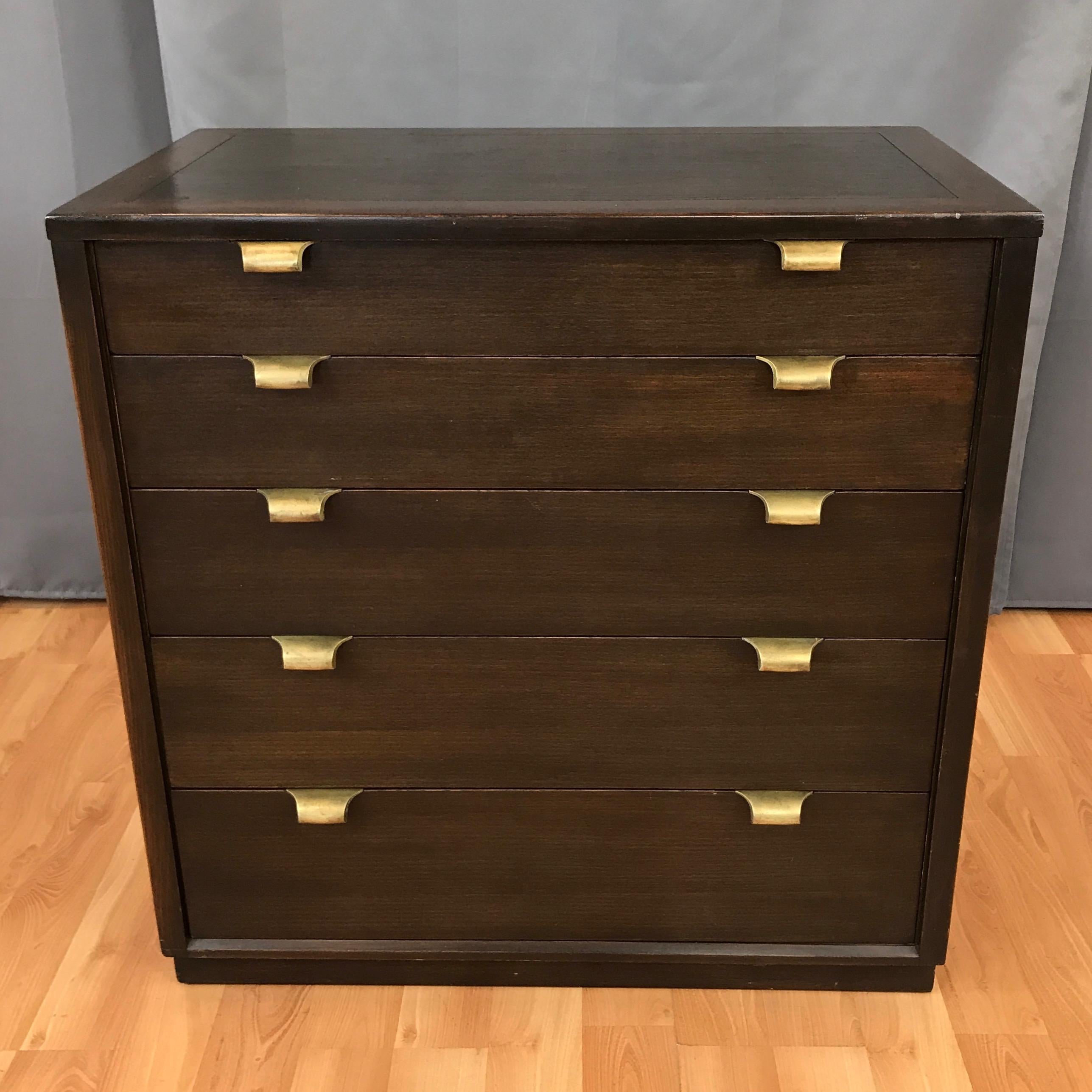 A Precedent Collection five-drawer dresser or gentleman’s chest designed by Edward Wormley for Drexel in the late 1940s.

Handsomely understated classic Mid-Century Modern design in silver elm with espresso finish and cast brass pulls. Poplar-lined