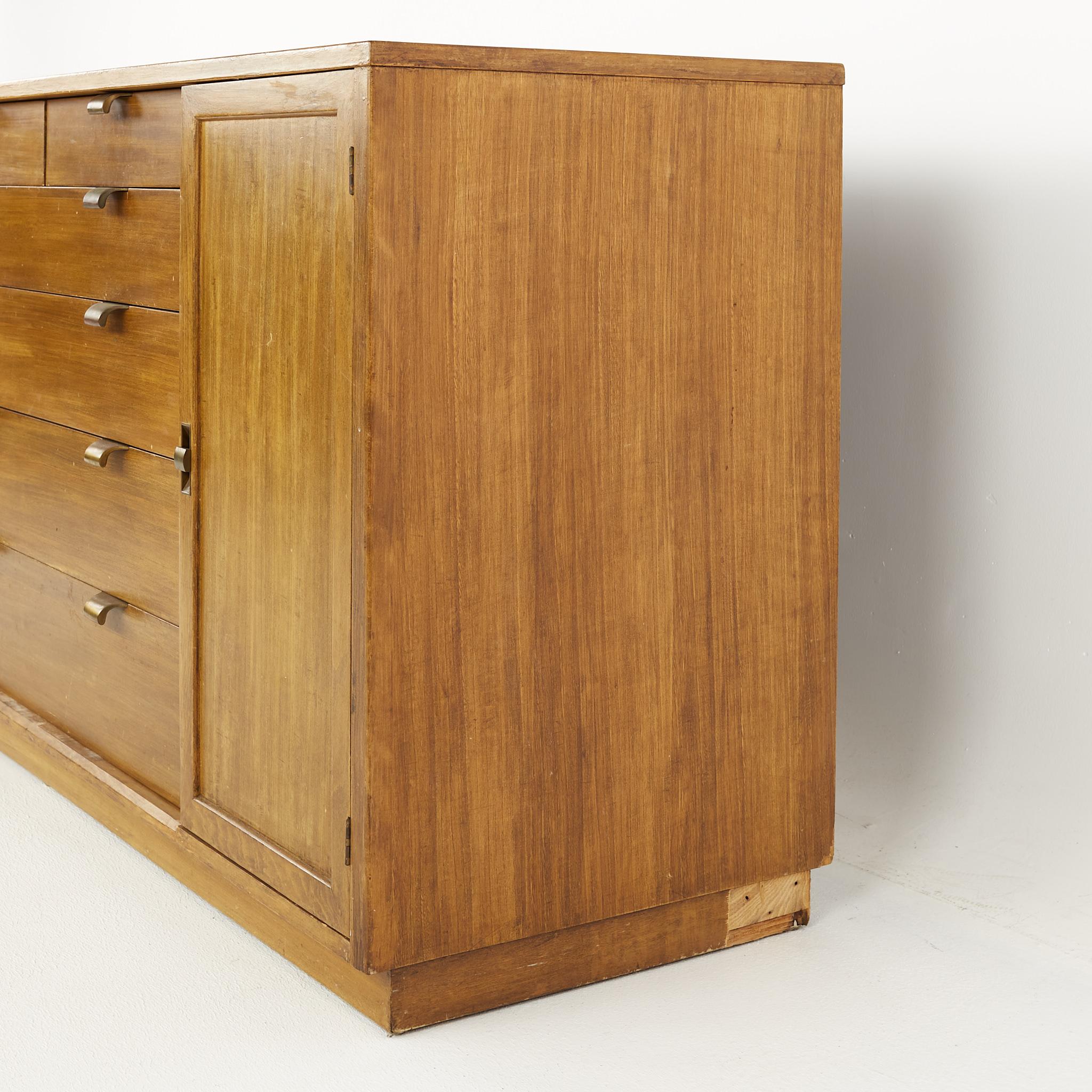 Edward Wormley for Drexel Precedent Mid Century Brass and Elm Credenza In Good Condition For Sale In Countryside, IL