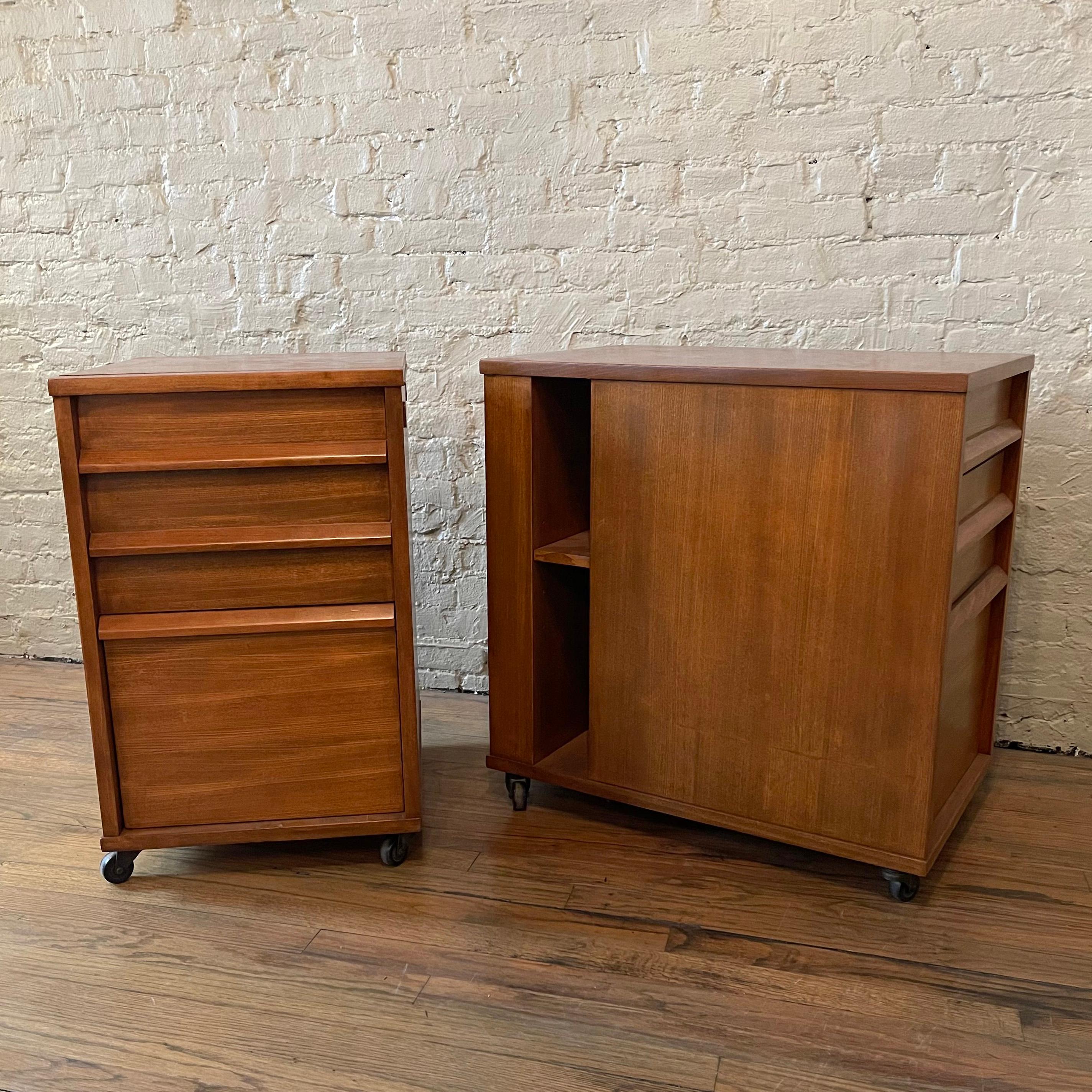 Mid-Century moderno Edward Wormley per Drexel - schedari in noce per ufficio in vendita