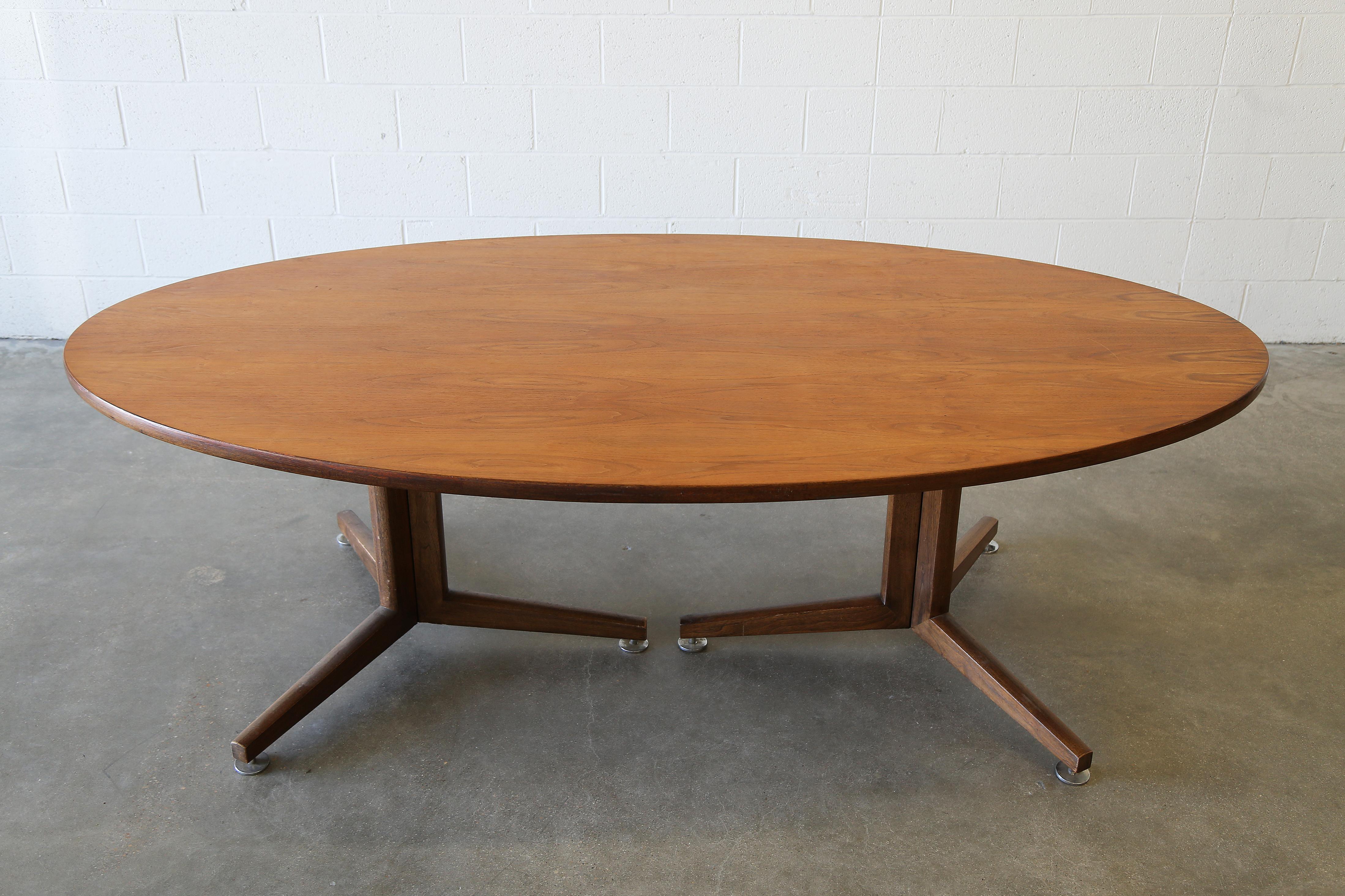 Un tavolo da pranzo con piedistallo da 90 pollici del 1960 progettato da Edward Wormley per l'azienda Dunbar Furniture. Bellissima impiallacciatura in noce abbinata al libro. Piedistalli in noce massiccio. Un grande tavolo da pranzo minimalista, che